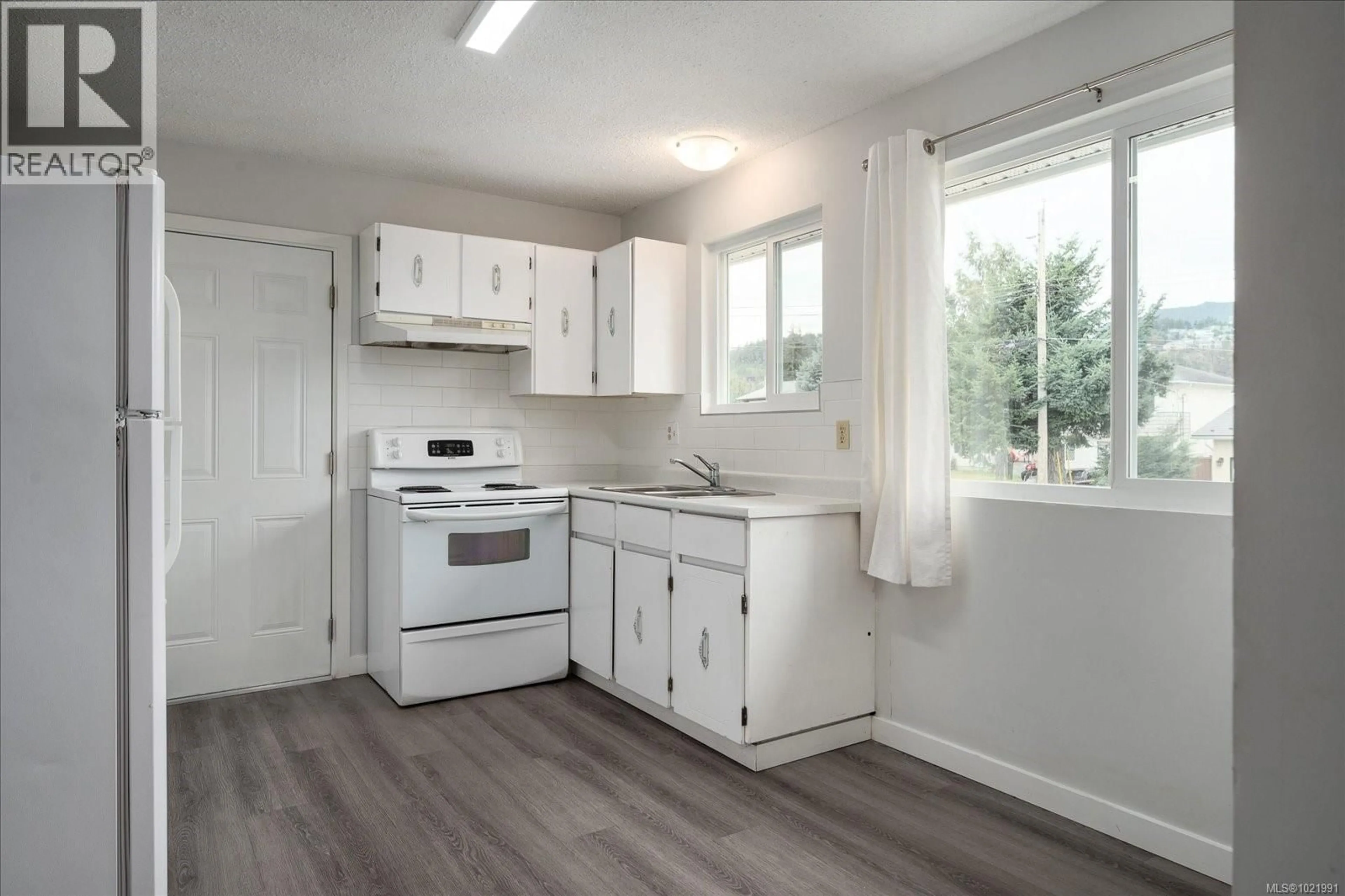 Standard kitchen, unknown for 202 DERBY PLACE, Nanaimo British Columbia V9R6H3