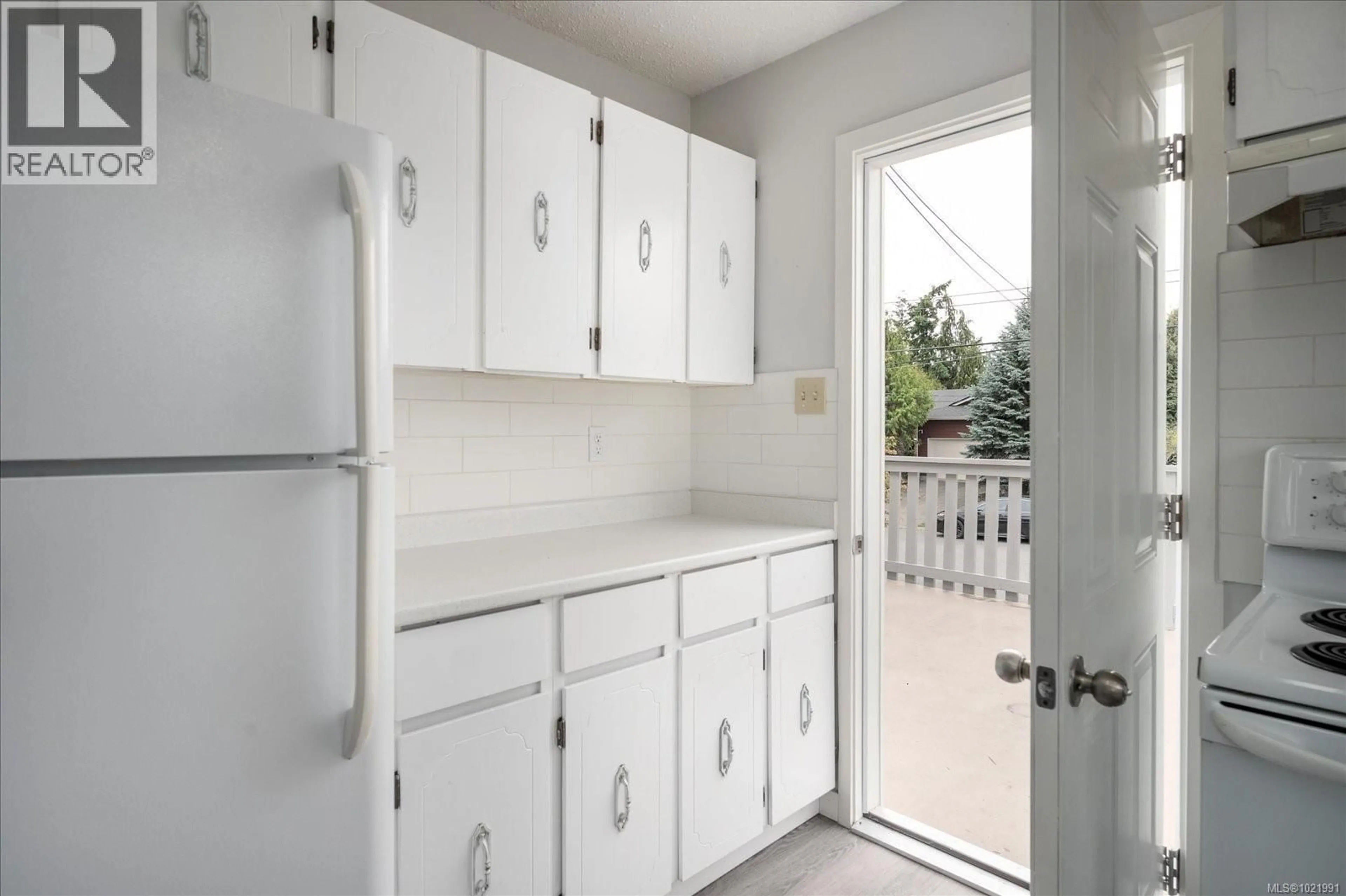 Standard kitchen, ceramic/tile floor for 202 DERBY PLACE, Nanaimo British Columbia V9R6H3