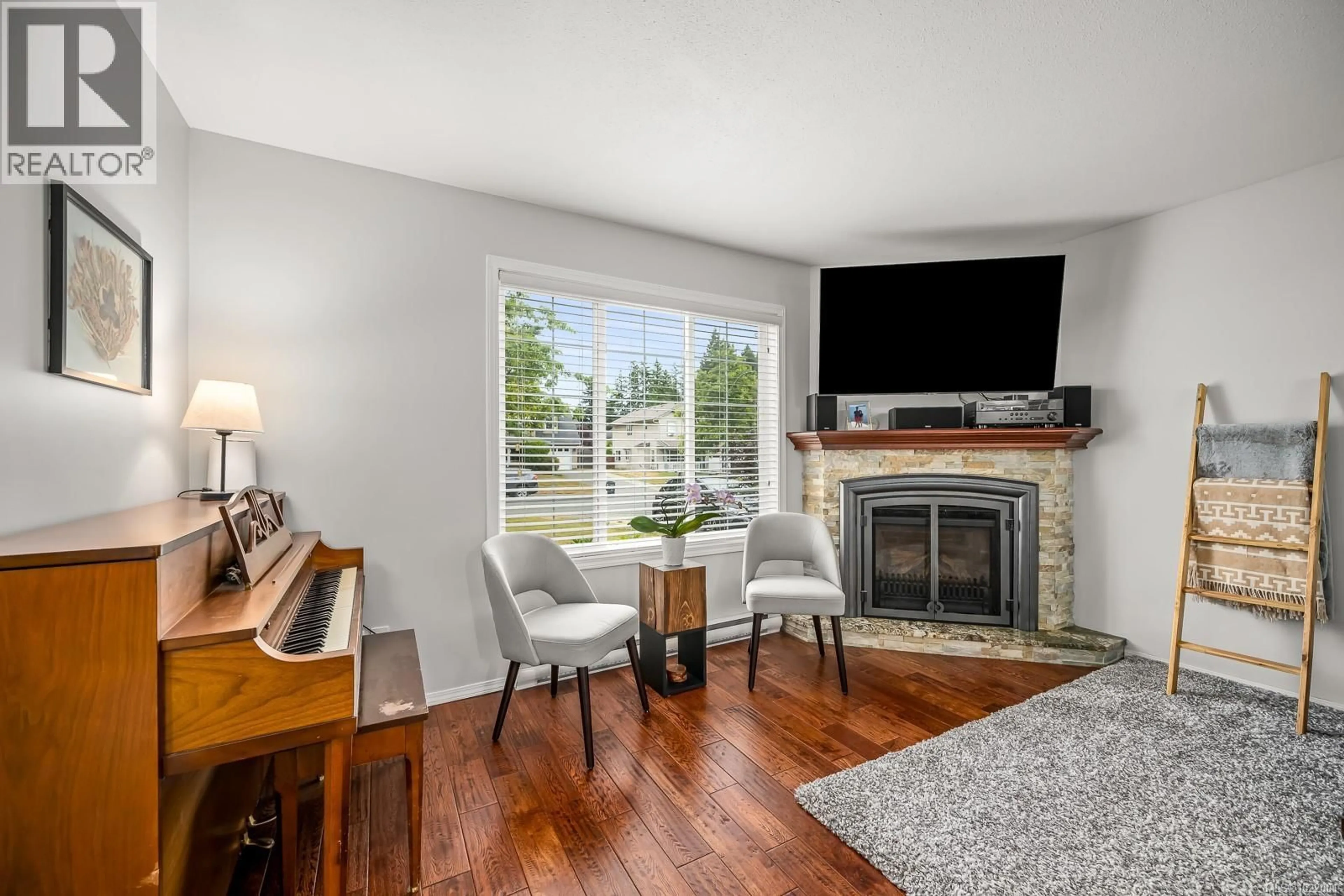 Living room with furniture, wood/laminate floor for 2962 HUCKLEBERRY PLACE, Courtenay British Columbia V9N9W7