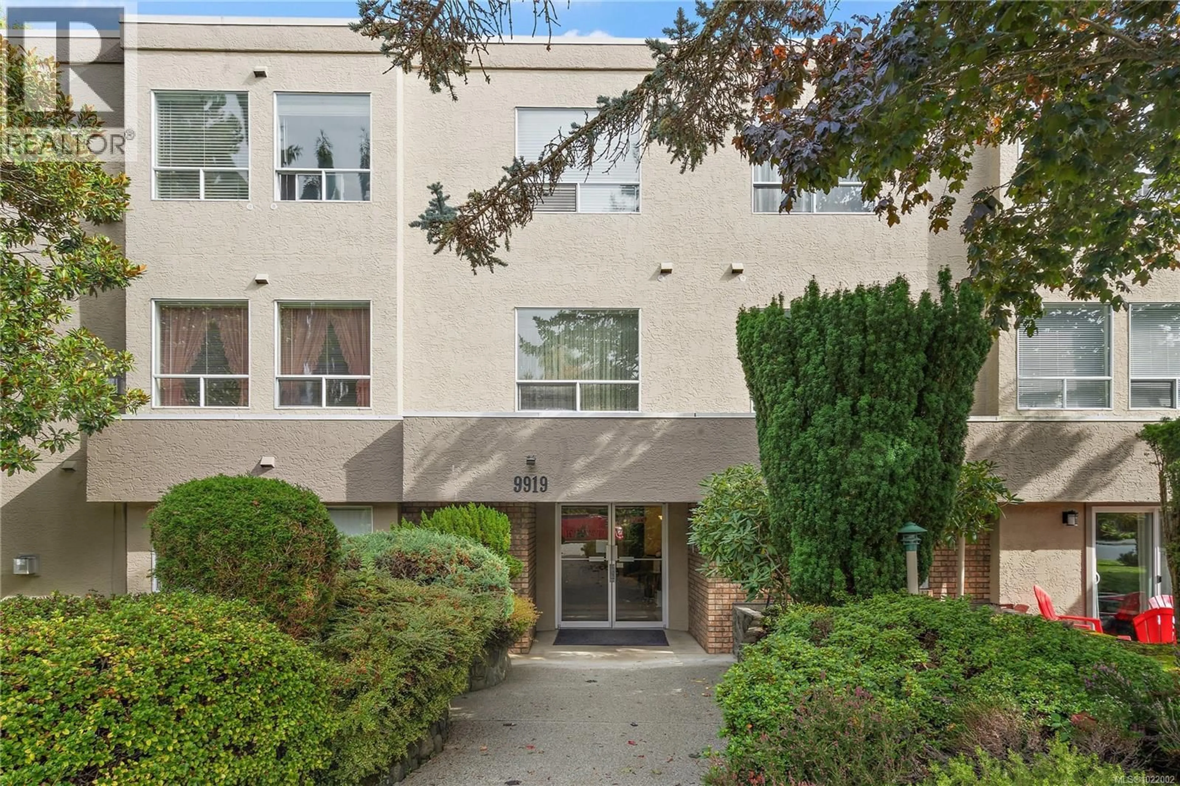 Indoor foyer for 206 - 9919 FOURTH STREET, Sidney British Columbia V8L2Z6