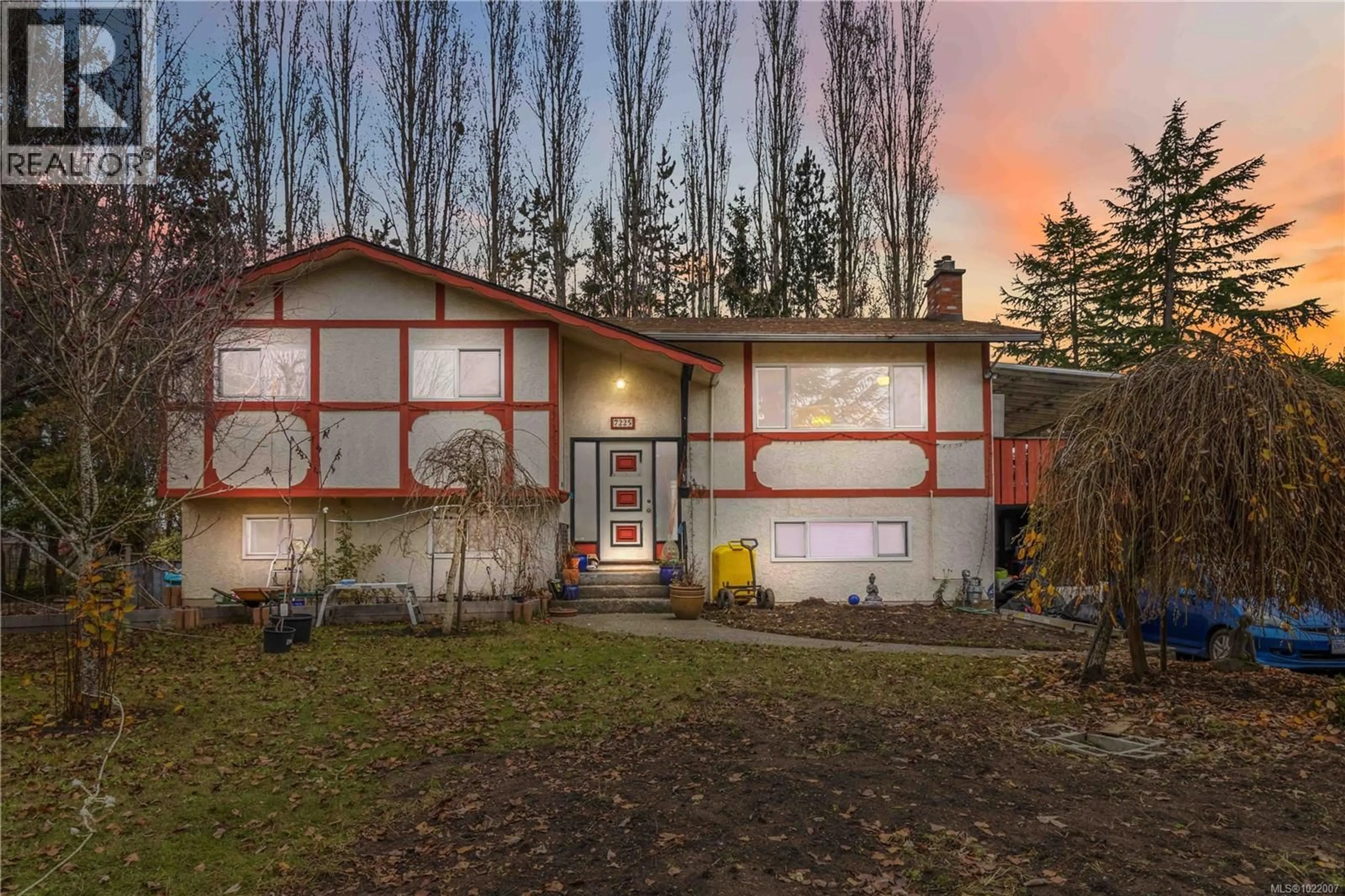 Home with vinyl exterior material, street for 7225 EARLY PLACE, Central Saanich British Columbia V8M1S9