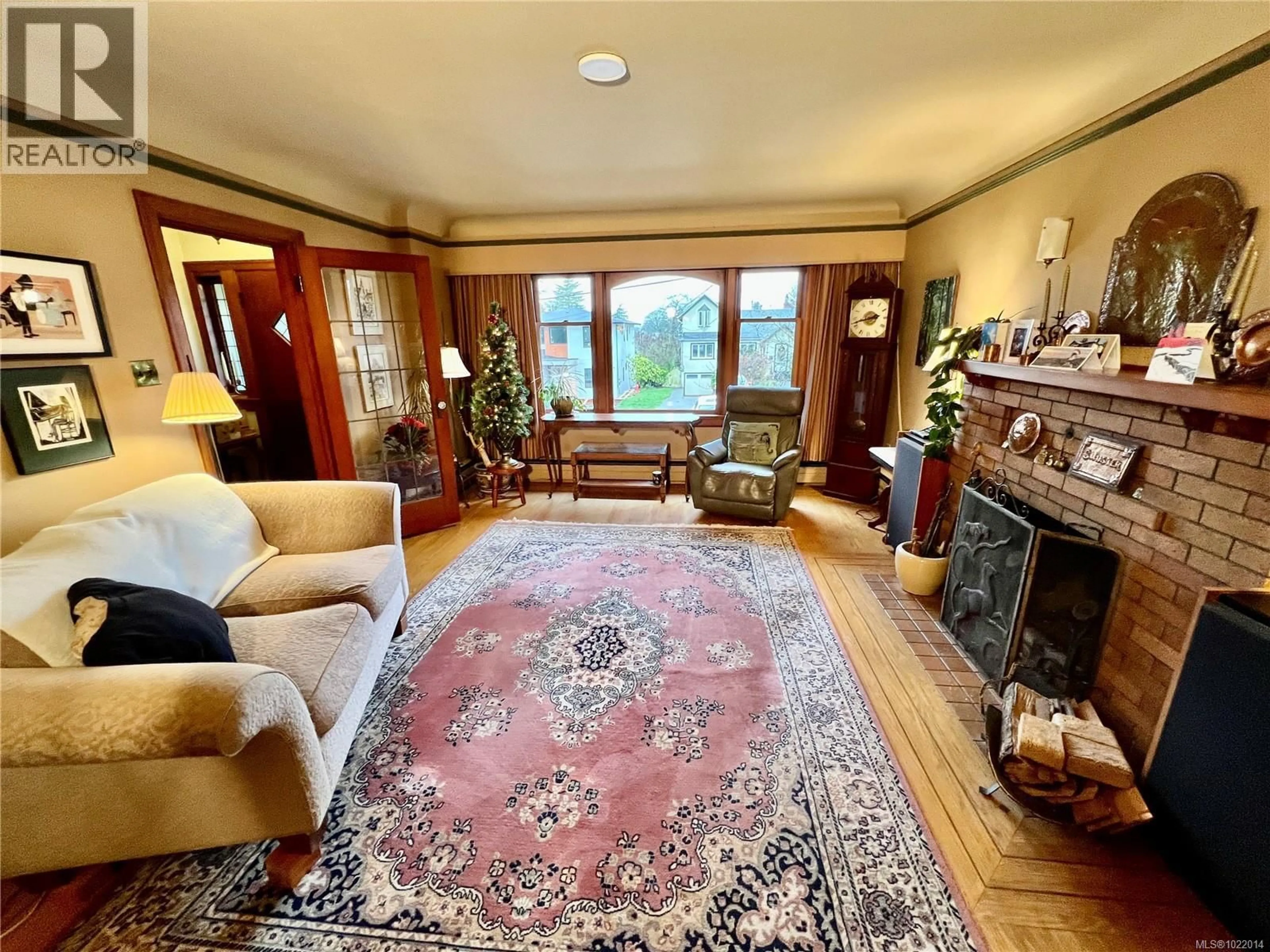 Living room with furniture, unknown for 3681 ELLISTON STREET, Saanich British Columbia V8X1R9