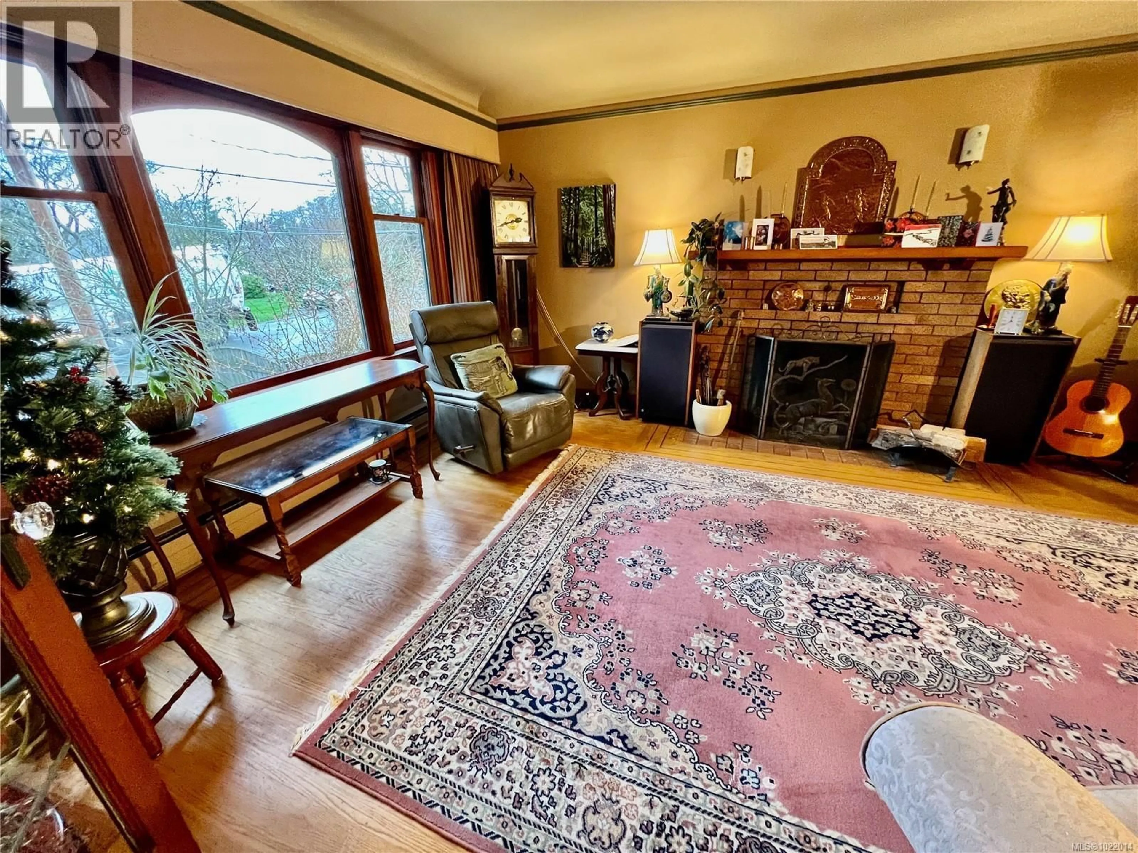 Living room with furniture, unknown for 3681 ELLISTON STREET, Saanich British Columbia V8X1R9