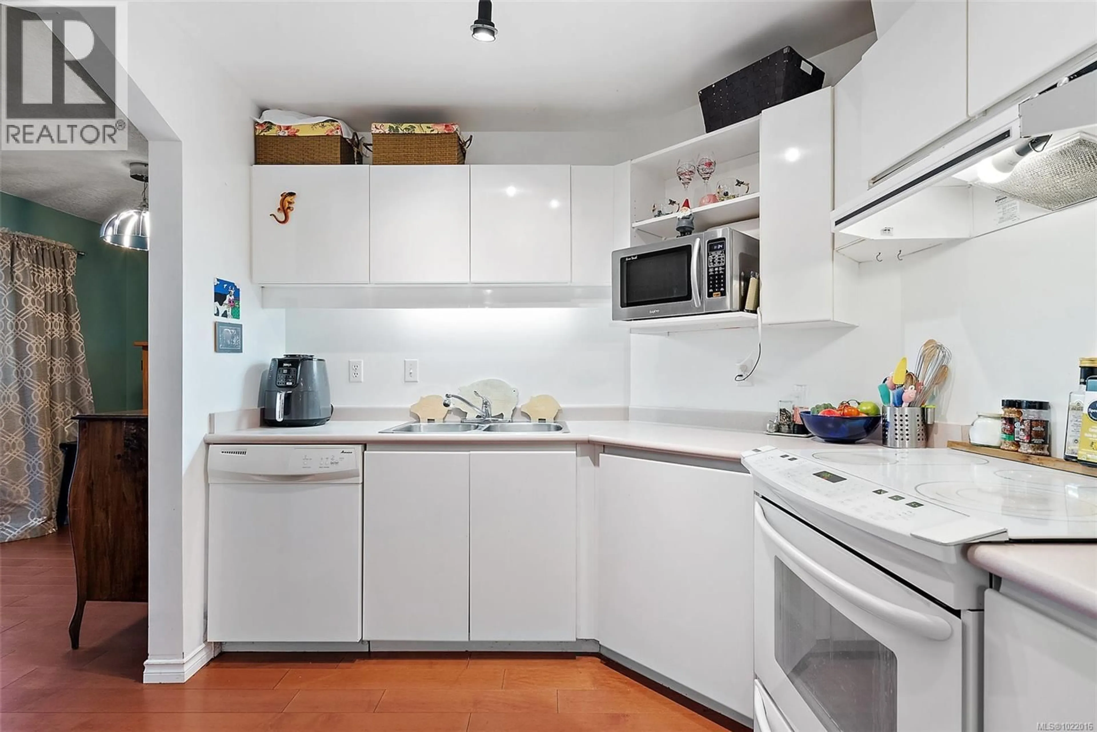 Standard kitchen, unknown for 302 - 935 JOHNSON STREET, Victoria British Columbia V8V3N5