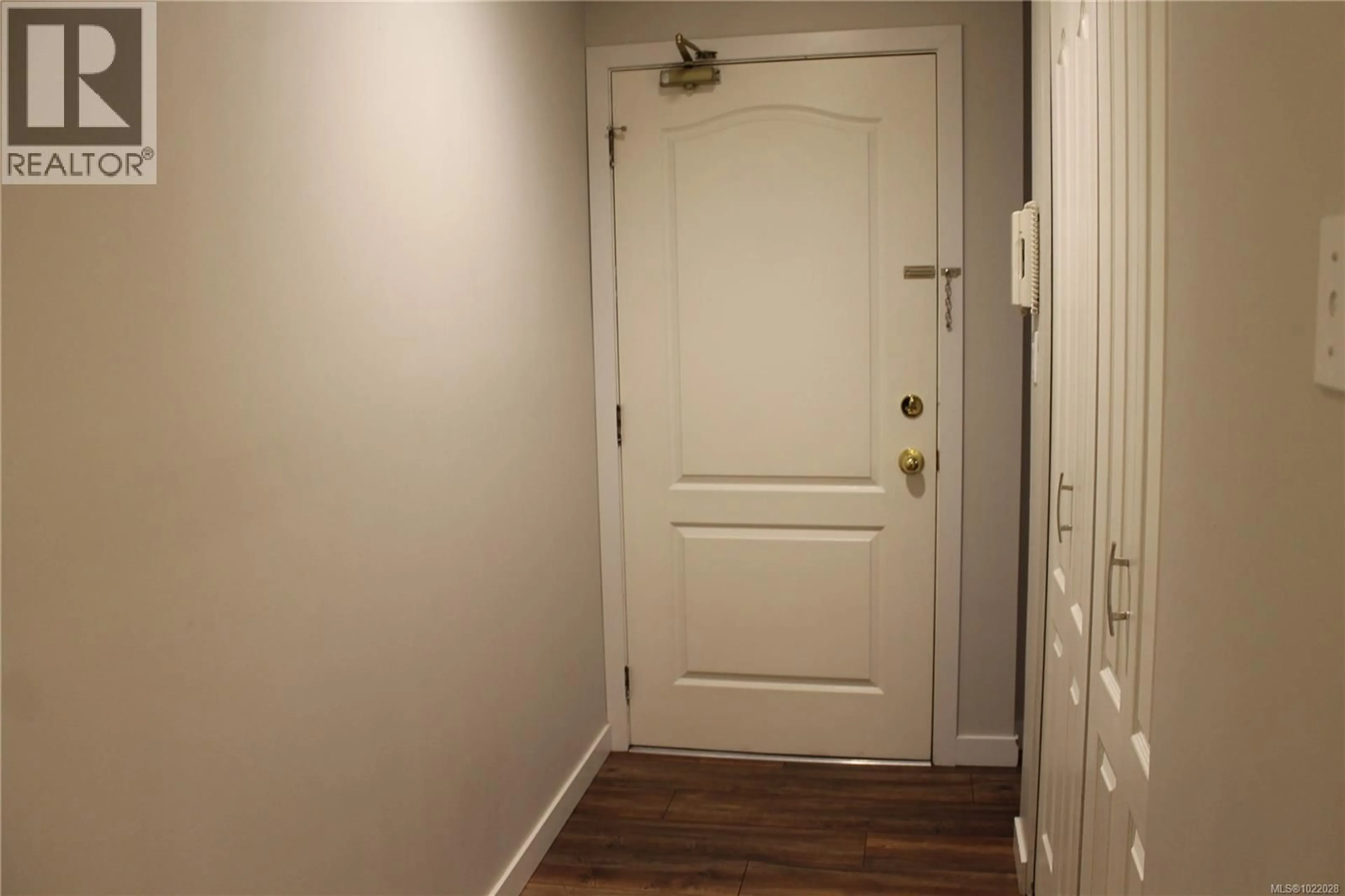 Indoor entryway for 203 - 300 BUNDOCK AVENUE, Duncan British Columbia V9L3N9