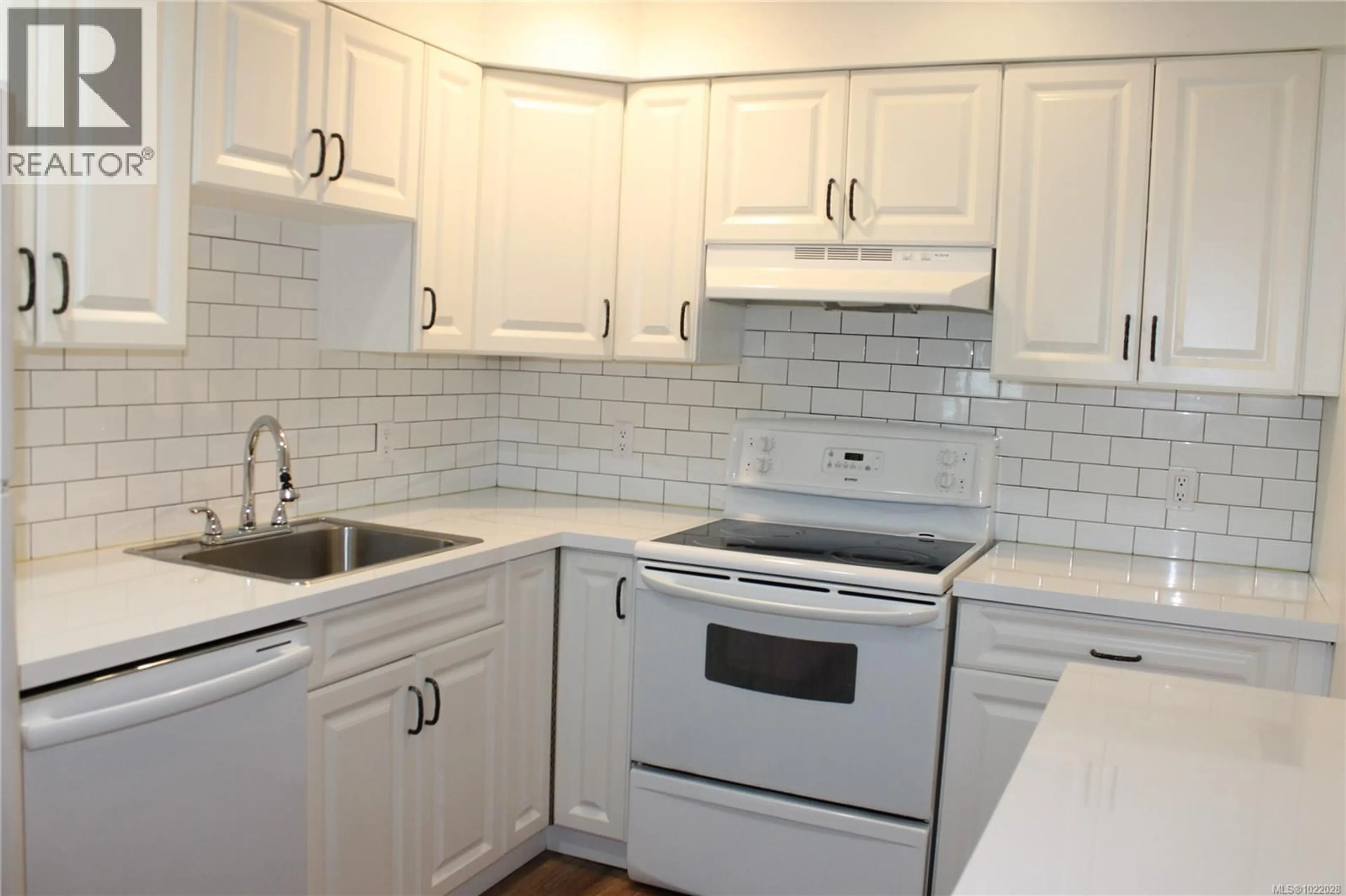 Standard kitchen, ceramic/tile floor for 203 - 300 BUNDOCK AVENUE, Duncan British Columbia V9L3N9