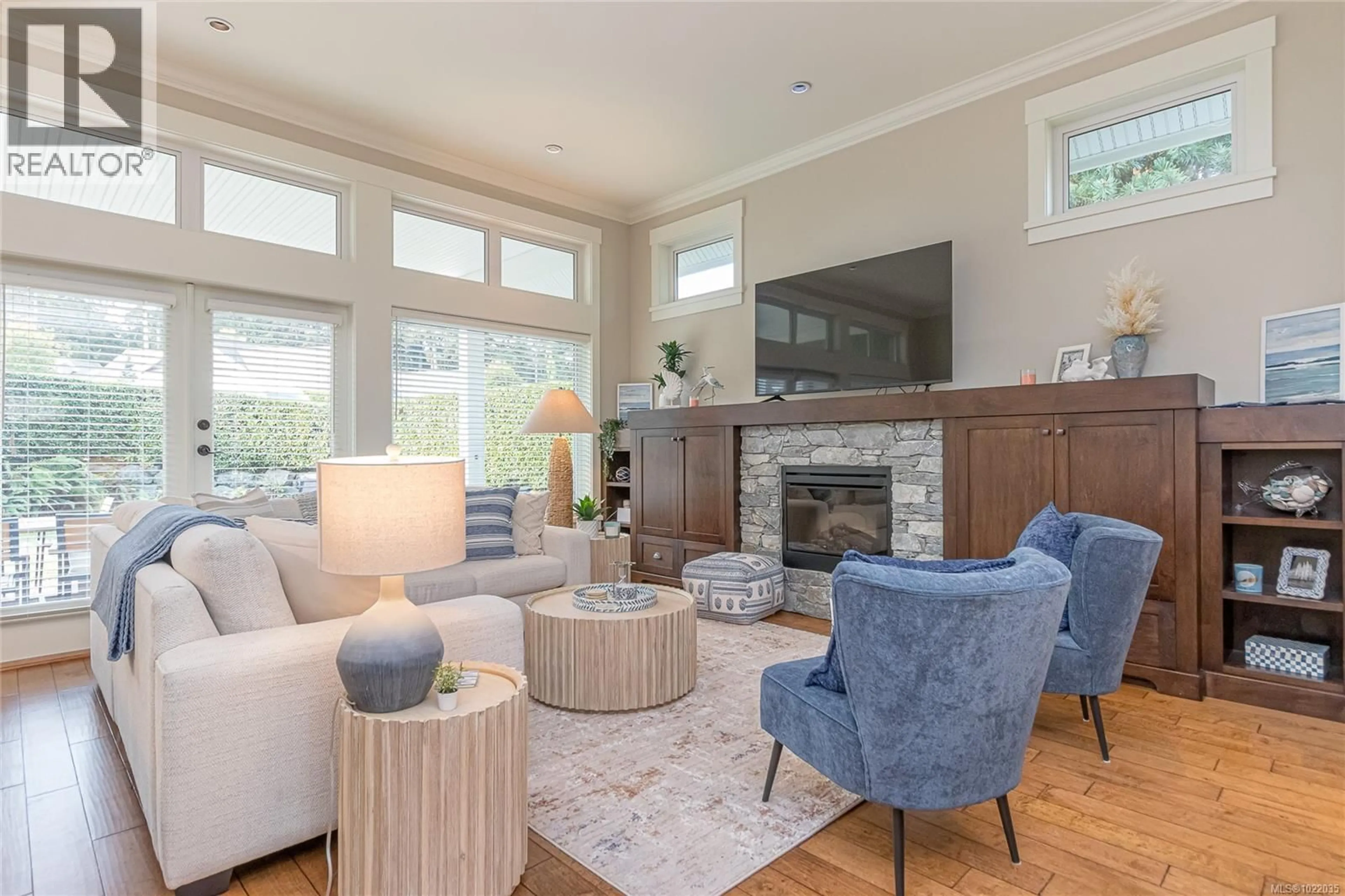 Living room with furniture, wood/laminate floor for 45 - 5251 ISLAND HIGHWAY WEST, Qualicum Beach British Columbia V9K2C1