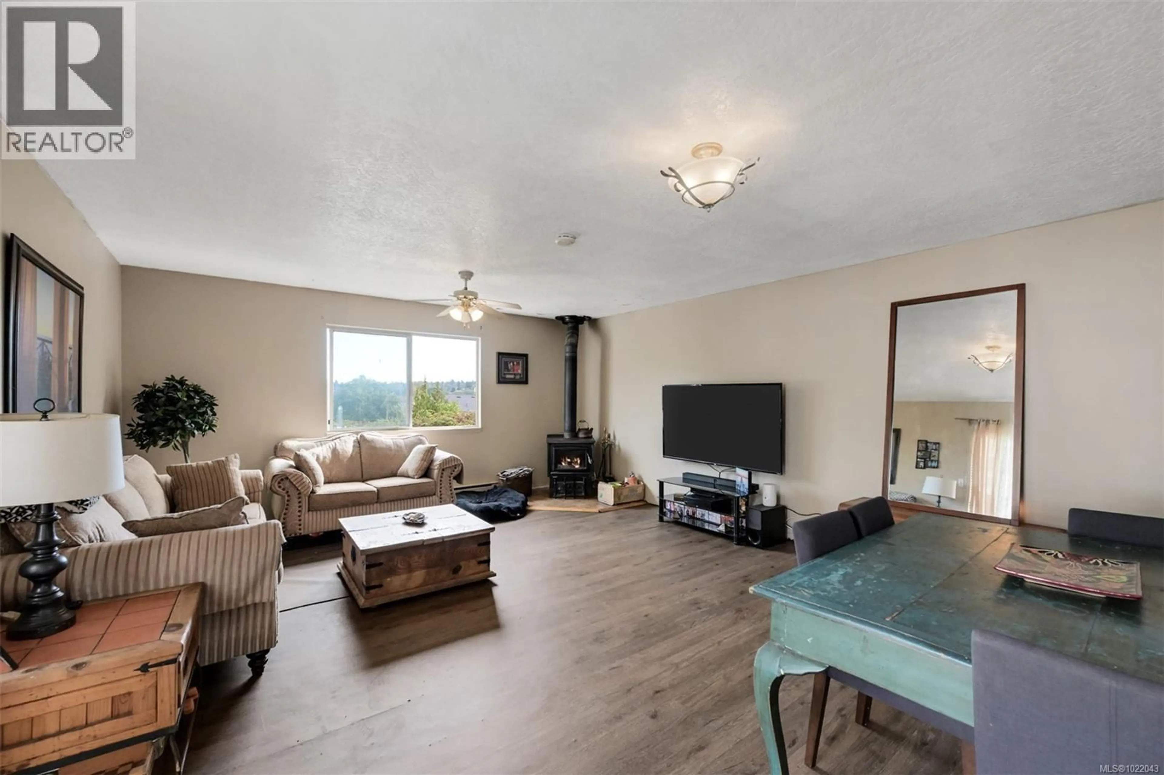 Living room with furniture, wood/laminate floor for 3883 DOUGLAS STREET, Saanich British Columbia V8Z3M1