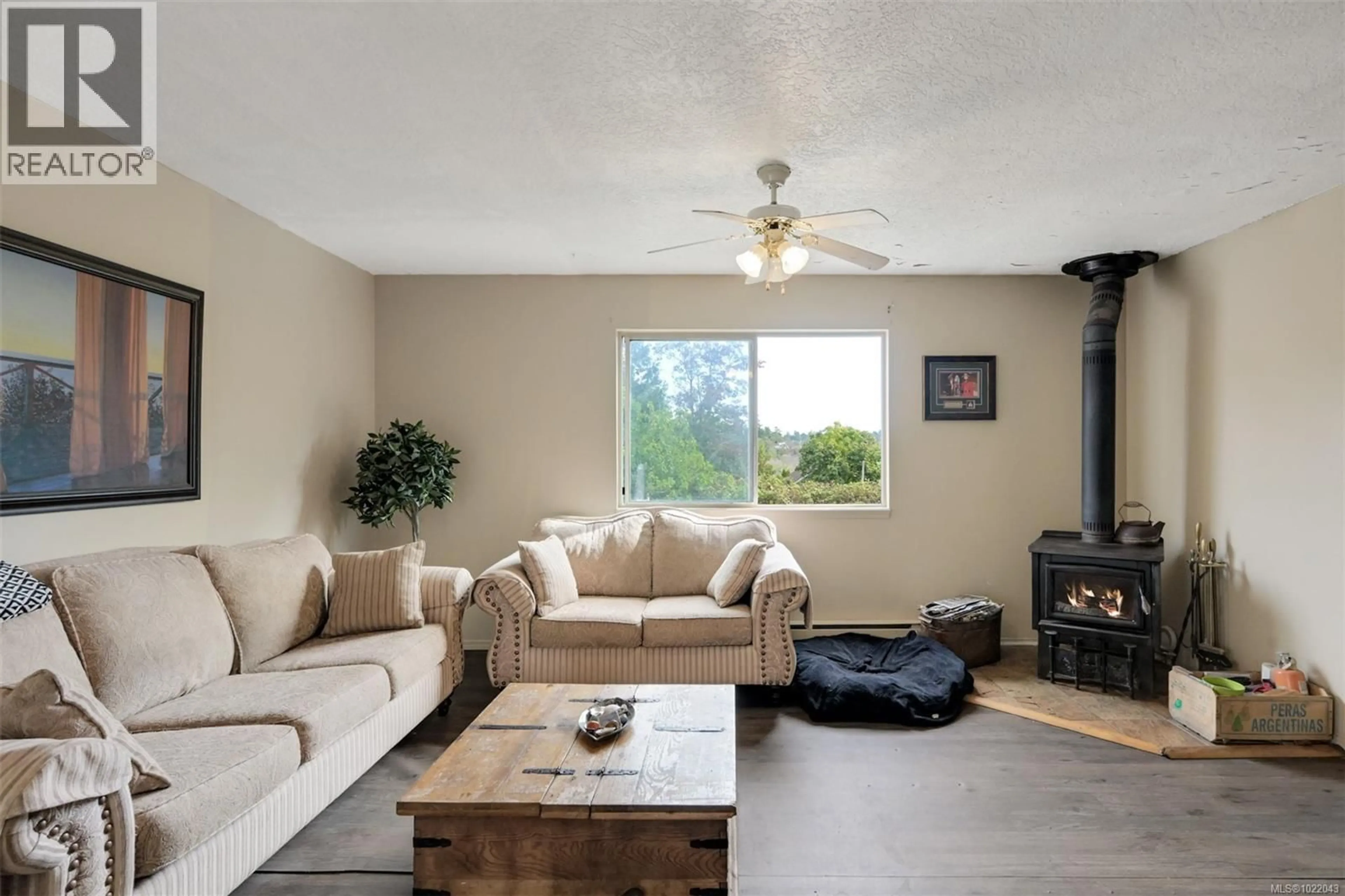 Living room with furniture, unknown for 3883 DOUGLAS STREET, Saanich British Columbia V8Z3M1