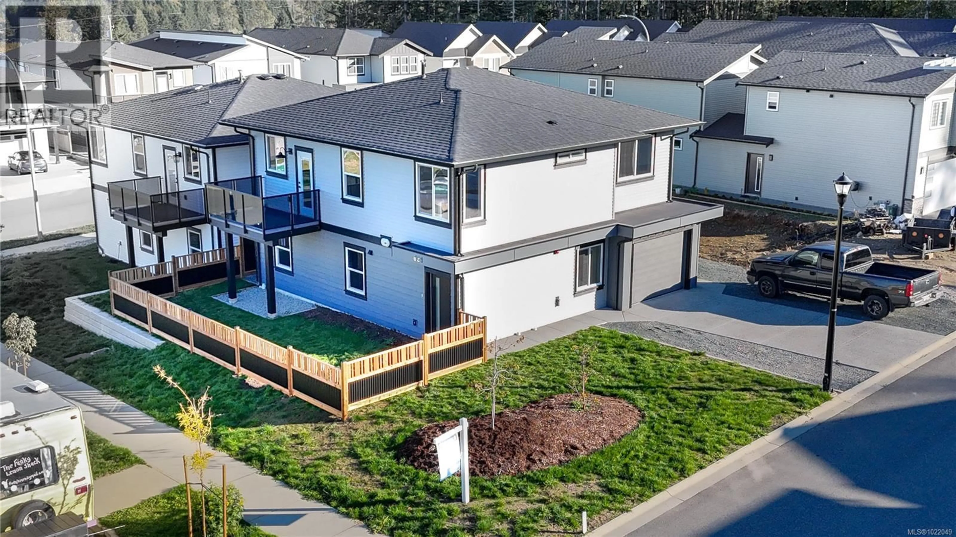 A pic from outside/outdoor area/front of a property/back of a property/a pic from drone, street for 631 EIGHTH STREET, Nanaimo British Columbia V9R6P1