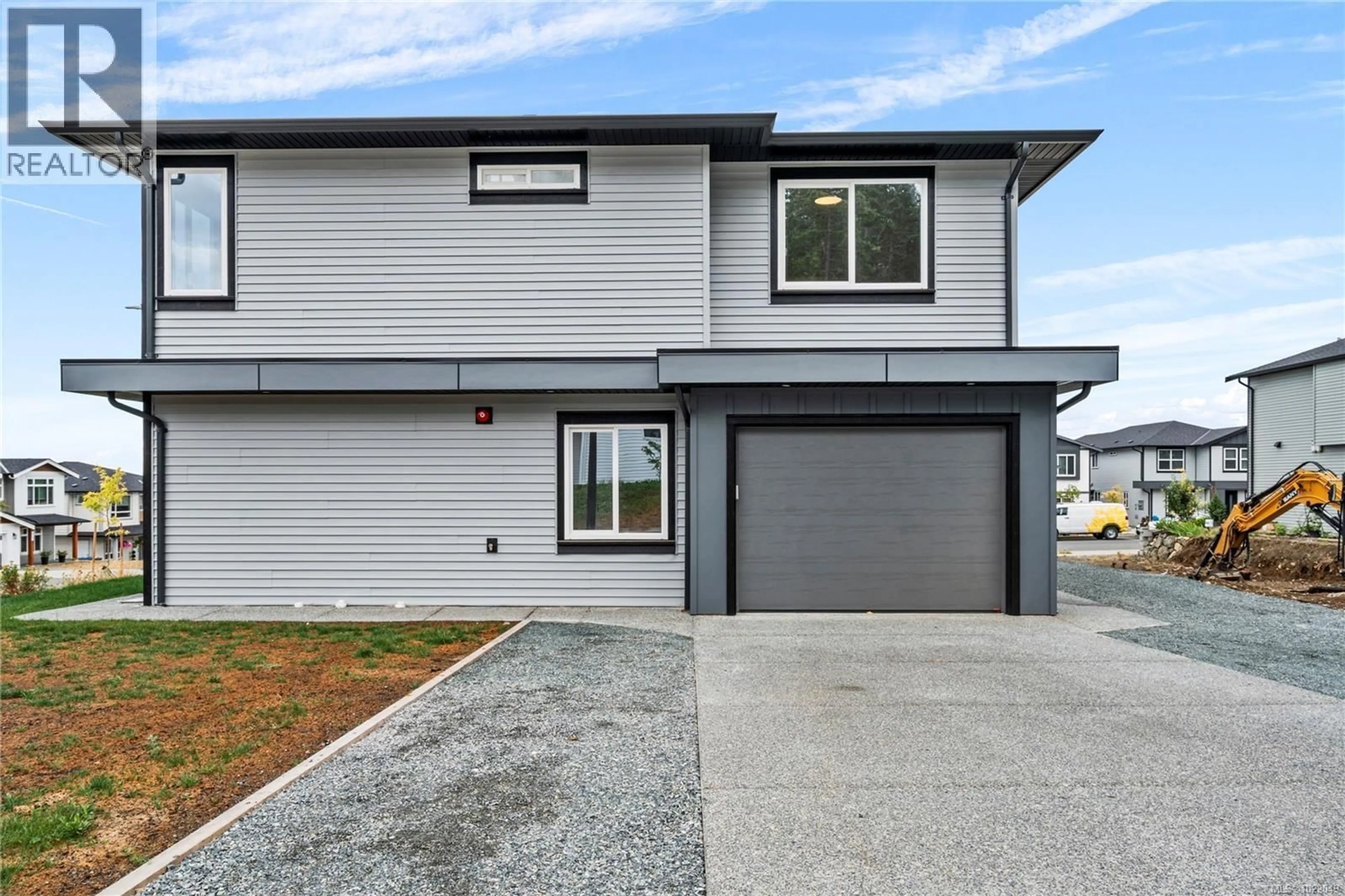 Home with vinyl exterior material, street for 631 EIGHTH STREET, Nanaimo British Columbia V9R6P1