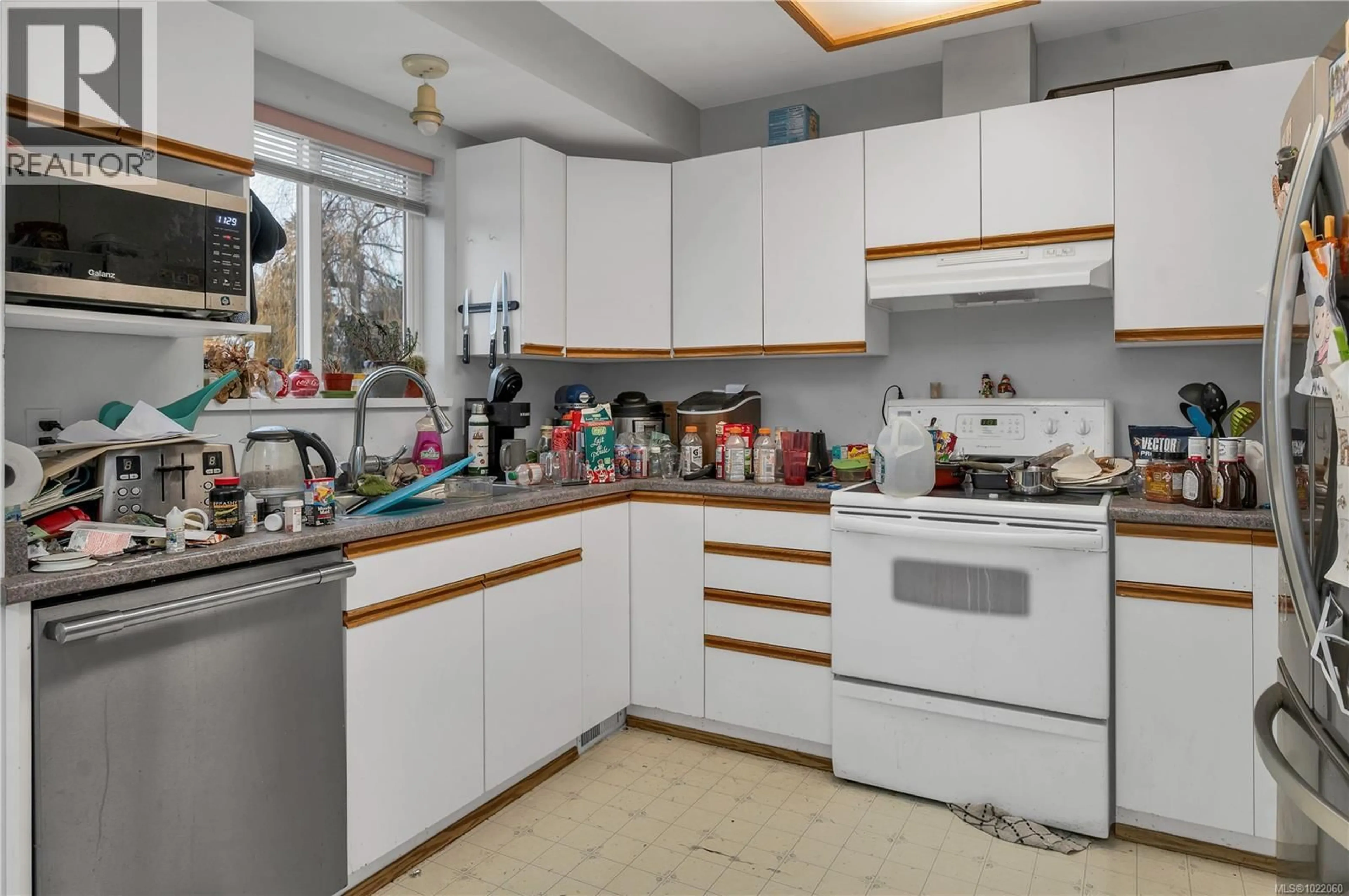 Standard kitchen, unknown for 678 NATURE PARK DRIVE, Campbell River British Columbia V9W7Z9