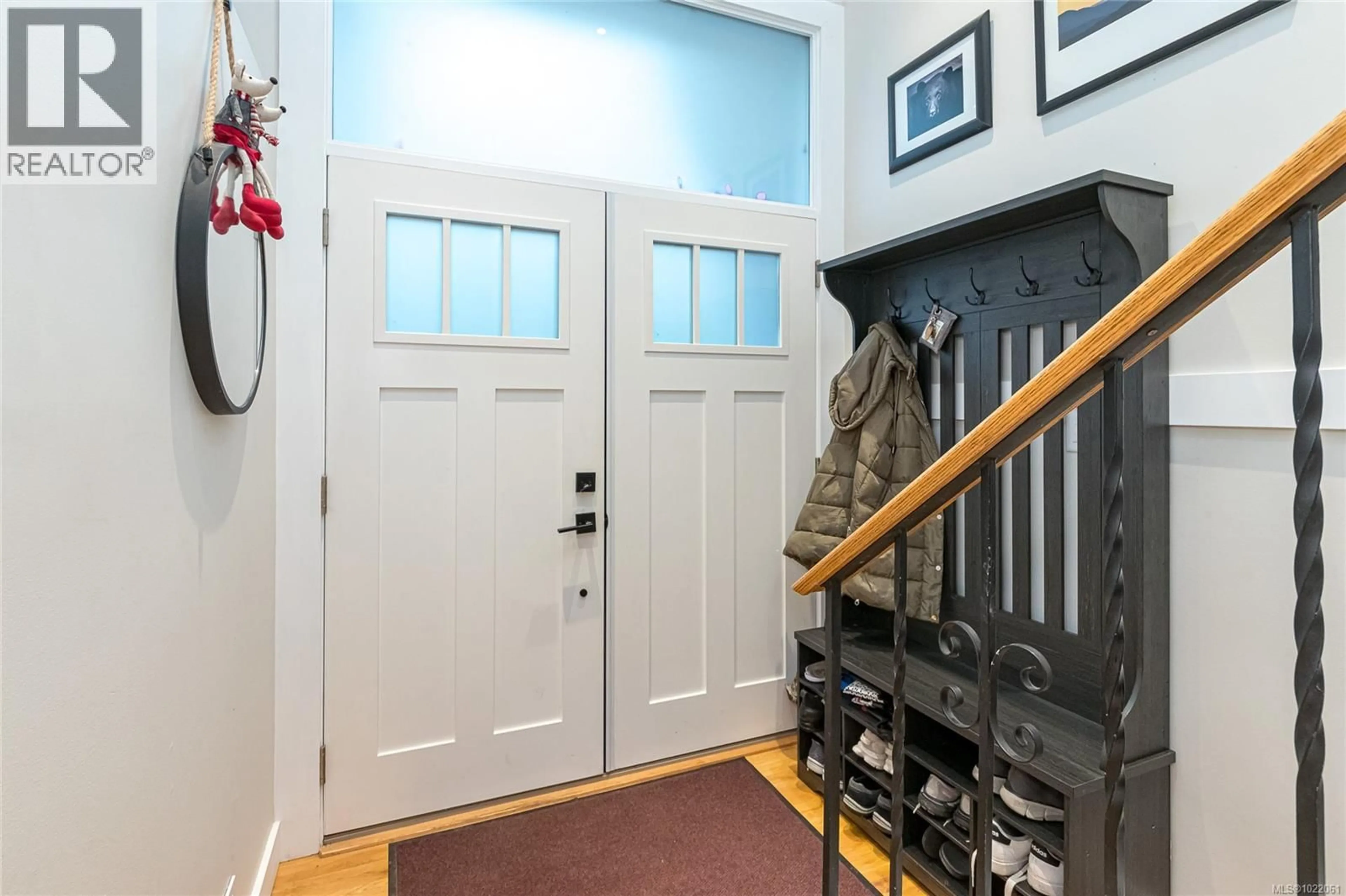 Indoor entryway for 7227 SEABROOK ROAD, Central Saanich British Columbia V8M1M5