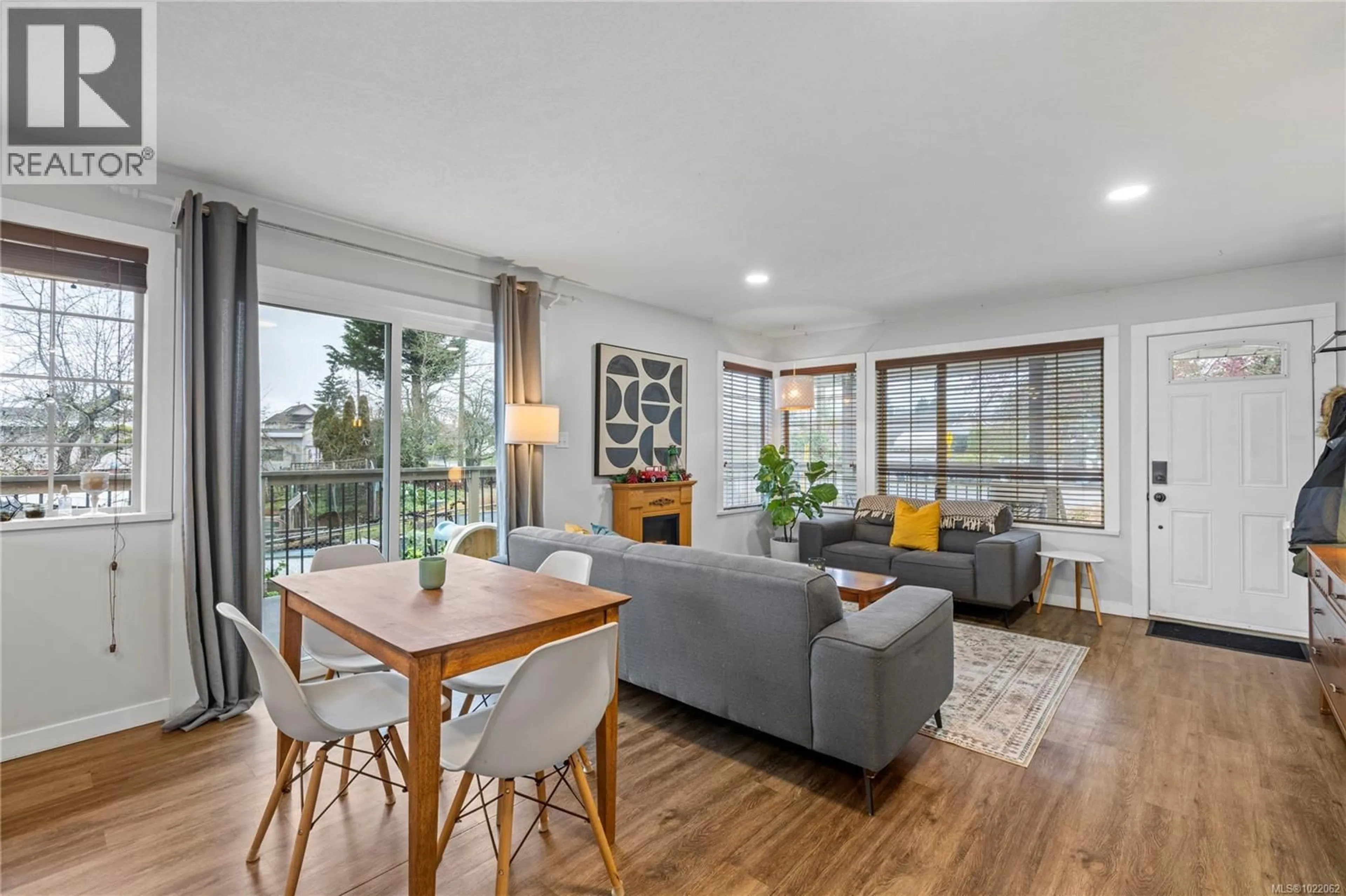 Living room with furniture, wood/laminate floor for 1117 CLOKE ROAD, Ladysmith British Columbia V9G1A3