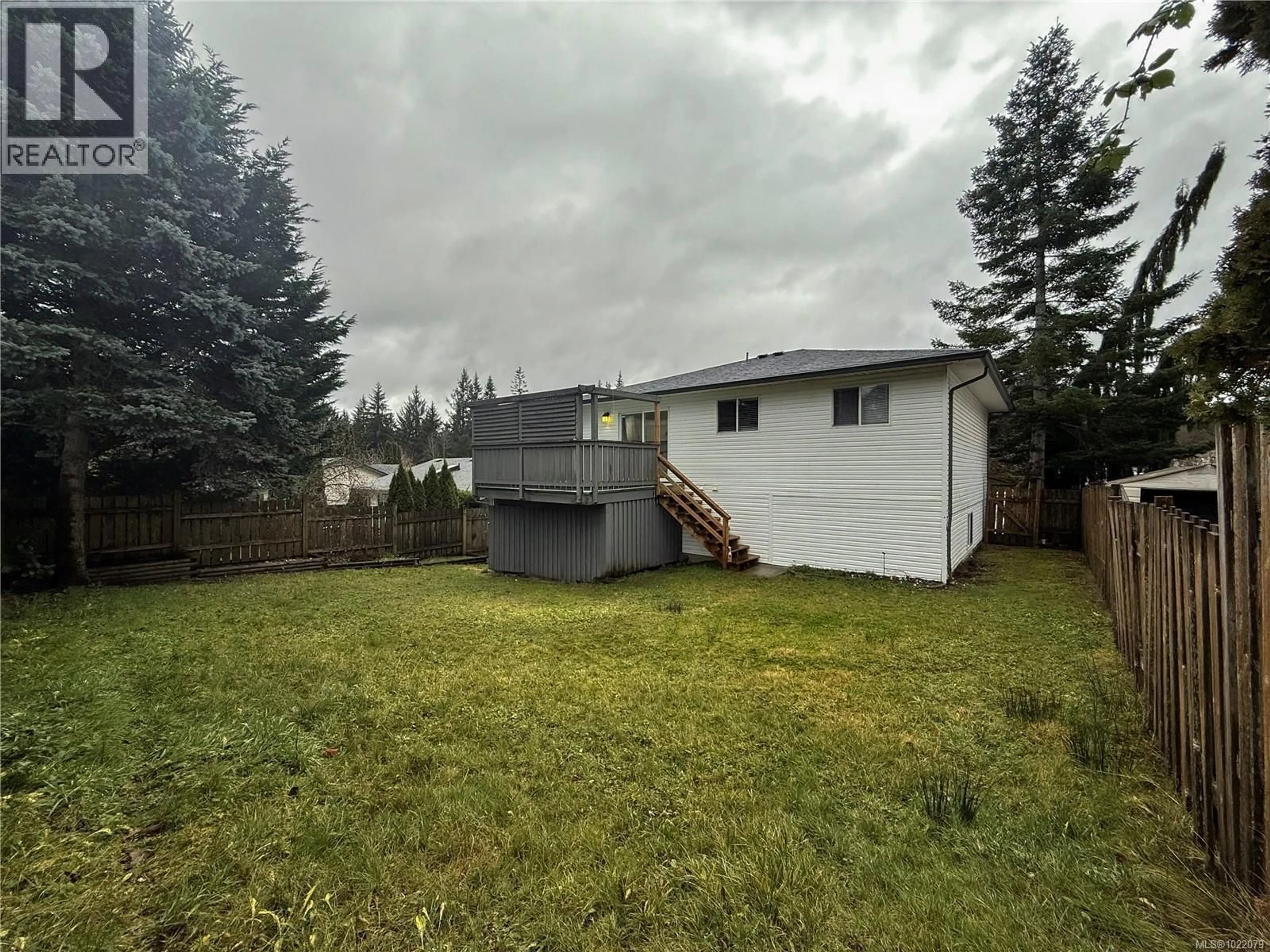 A pic from outside/outdoor area/front of a property/back of a property/a pic from drone, unknown for 462 CANDY LANE, Campbell River British Columbia V9W7Y8