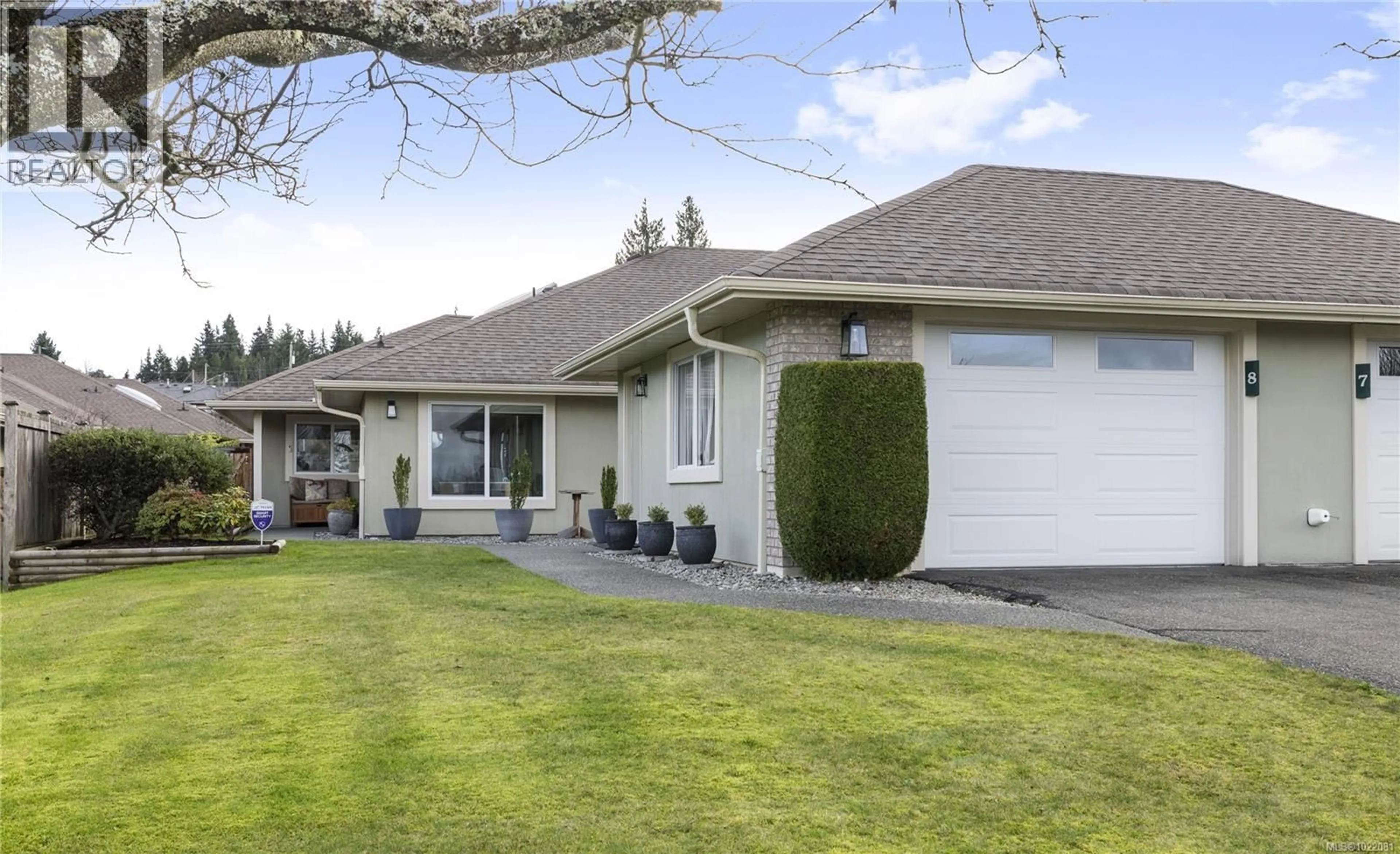 Home with vinyl exterior material, street for 8 - 800 PRIMROSE STREET, Qualicum Beach British Columbia V9K1N9