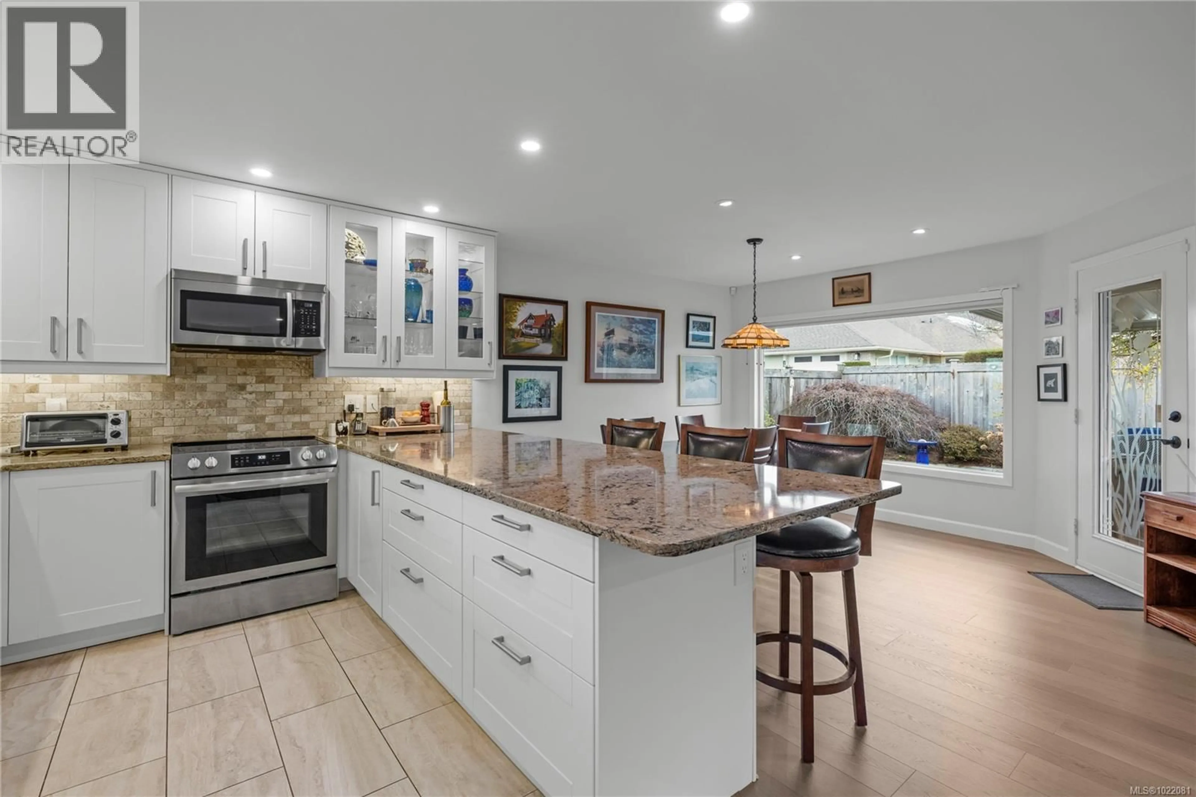 Open concept kitchen, ceramic/tile floor for 8 - 800 PRIMROSE STREET, Qualicum Beach British Columbia V9K1N9