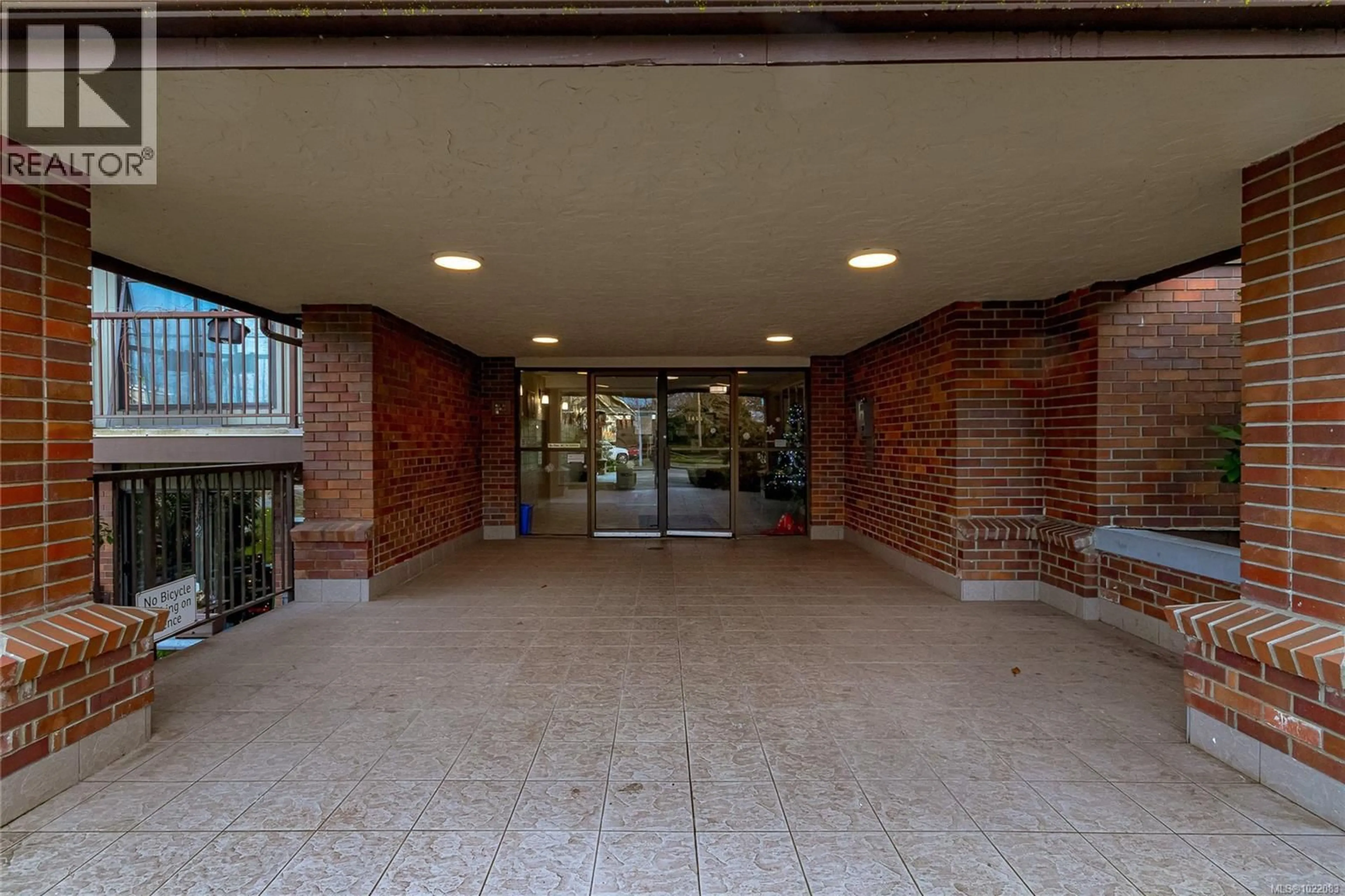 Indoor foyer for 314 - 1655 BEGBIE STREET, Victoria British Columbia V8R1L4