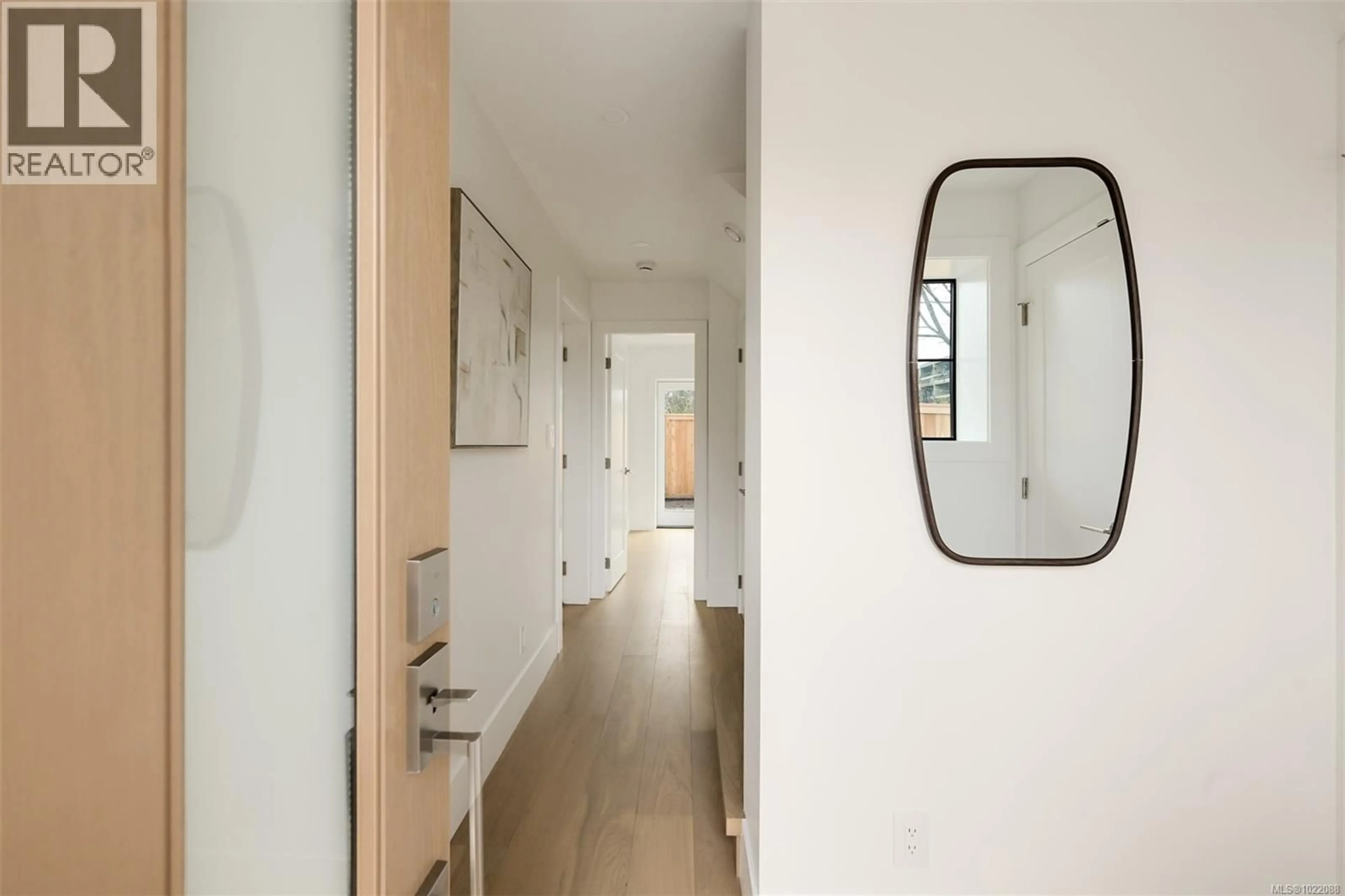 Indoor entryway for 1 - 2268 BOWKER AVENUE, Oak Bay British Columbia V8R2E4