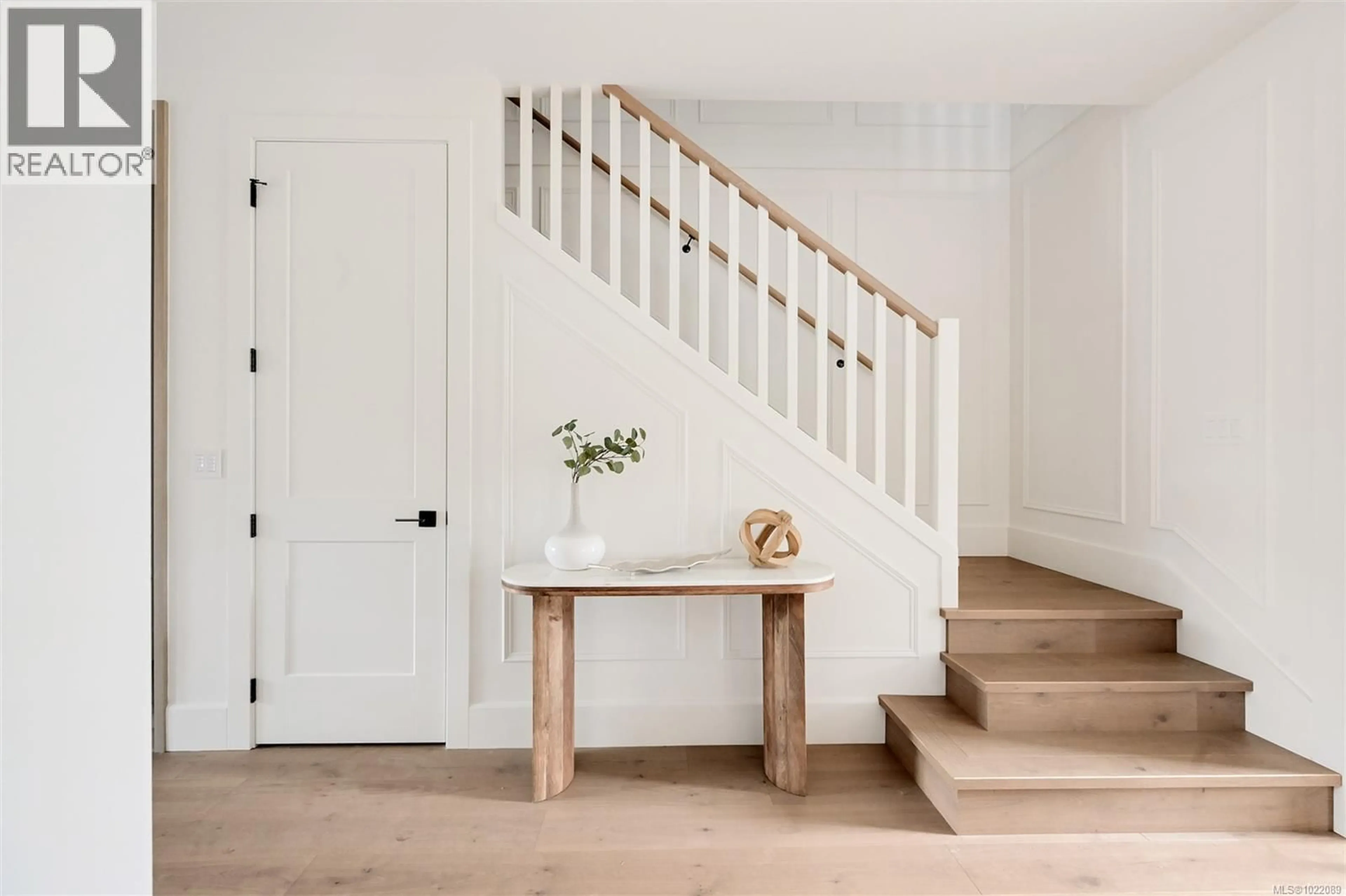 Indoor entryway for 1039 FALKLAND ROAD, Oak Bay British Columbia V8S4M3