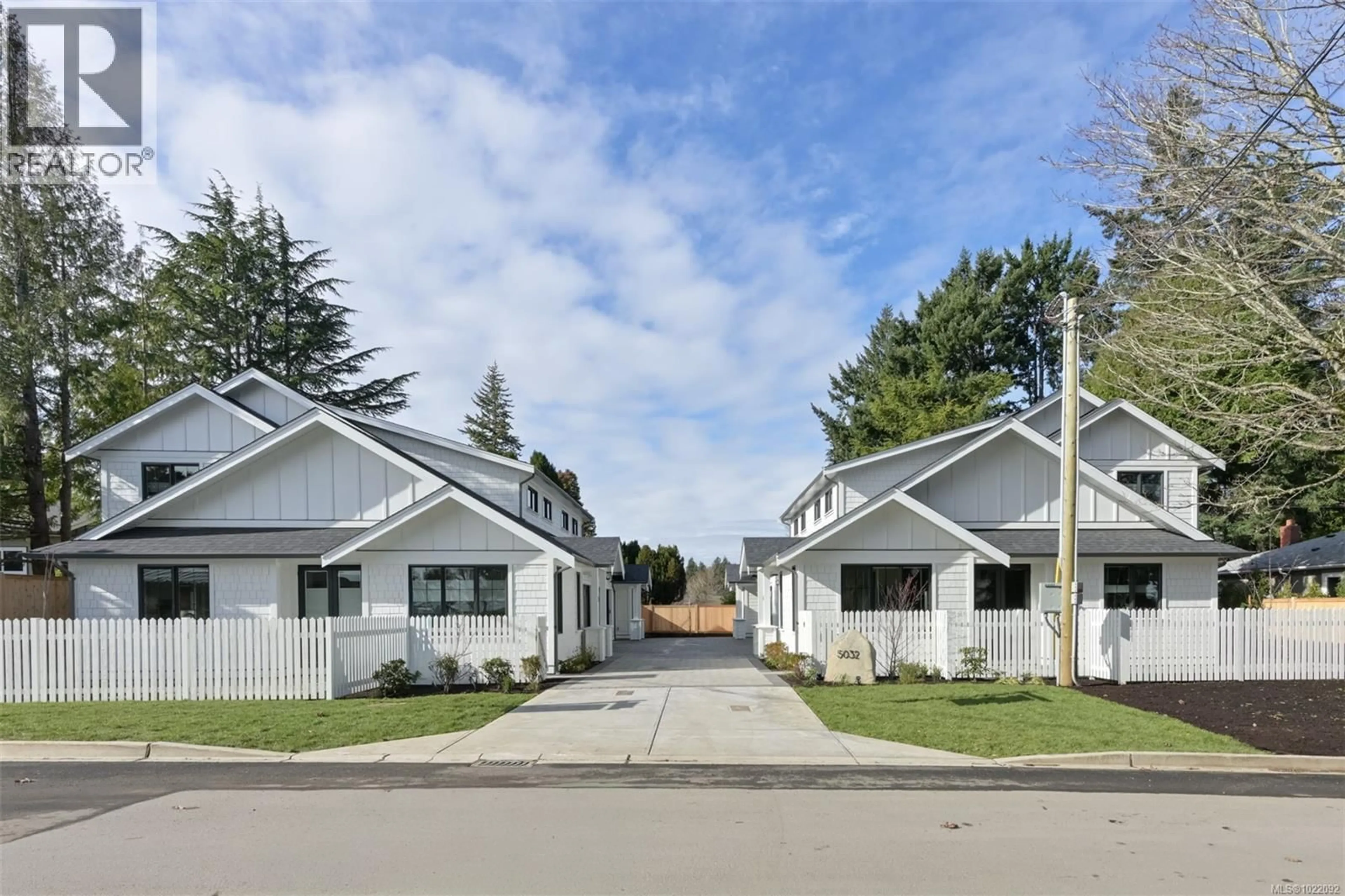 A pic from outside/outdoor area/front of a property/back of a property/a pic from drone, street for 2 - 5032 WESLEY ROAD, Saanich British Columbia V8Y1Z4