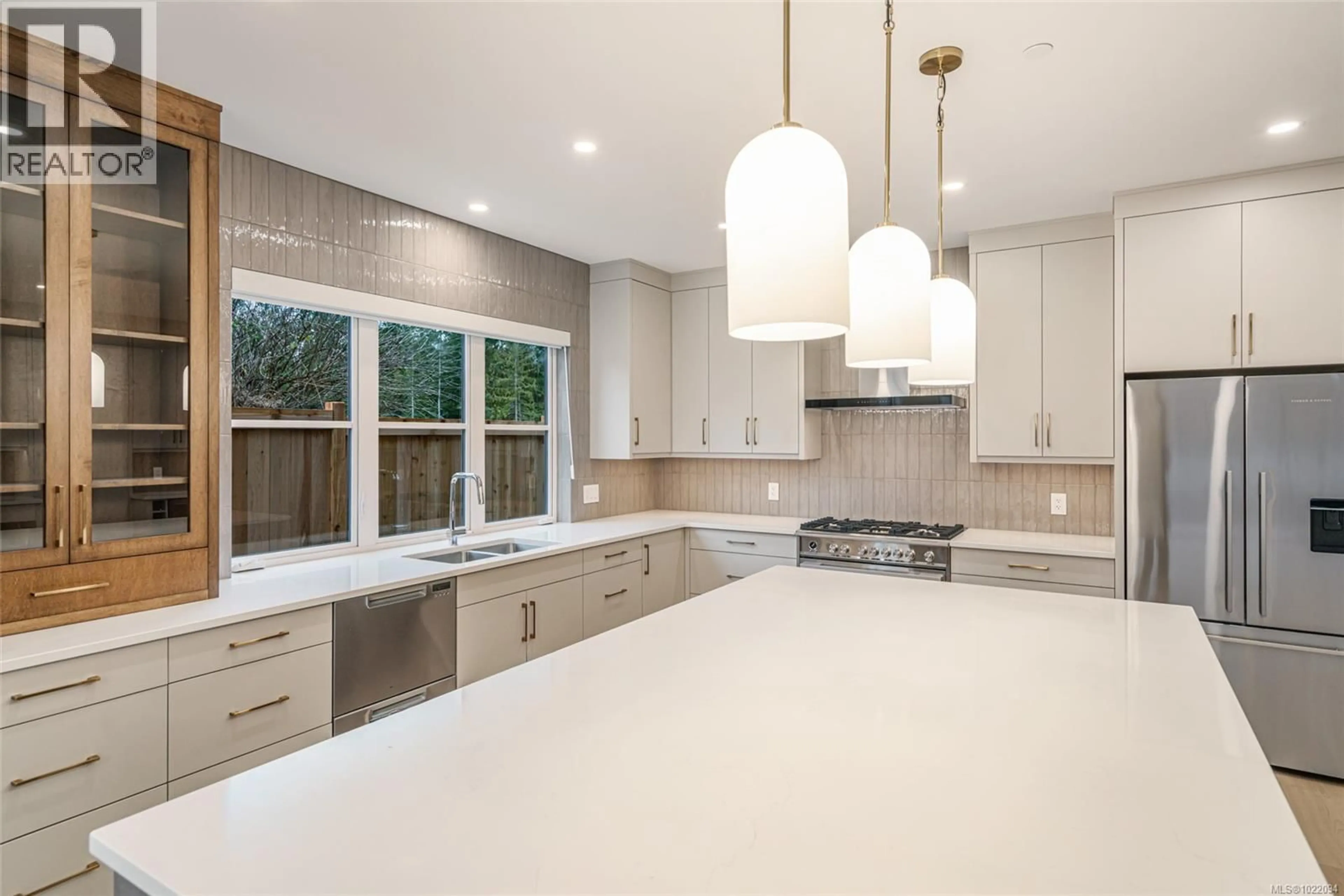 Contemporary kitchen, ceramic/tile floor for 549 HOLE-IN-ONE DRIVE, Qualicum Beach British Columbia V9K0B9