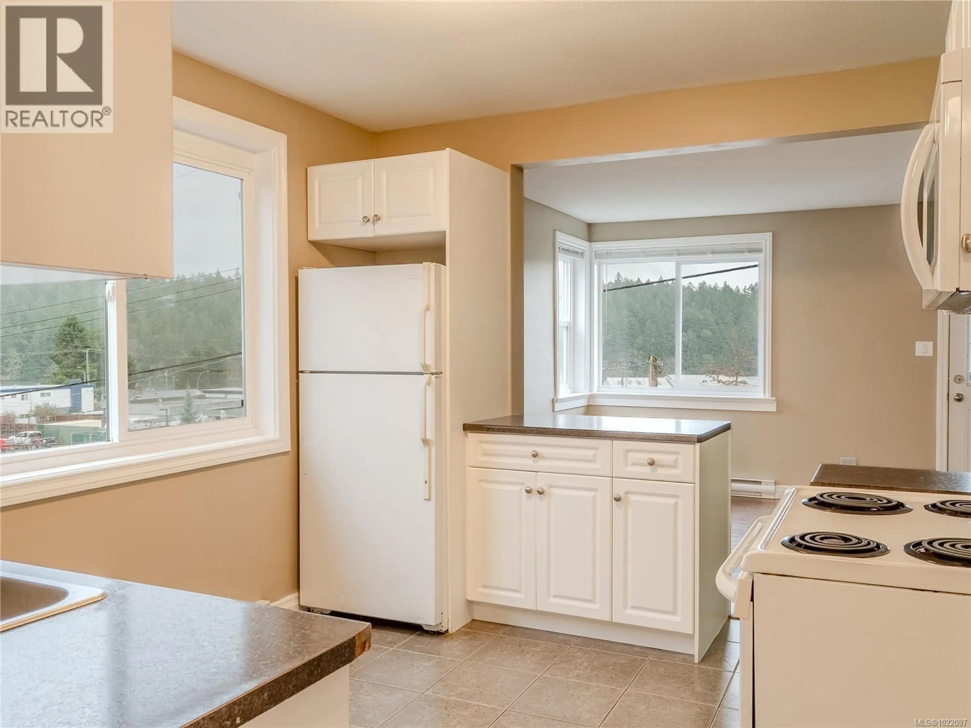 Standard kitchen, ceramic/tile floor for 1381 DISCOVERY AVENUE, Nanaimo British Columbia V9S5B5