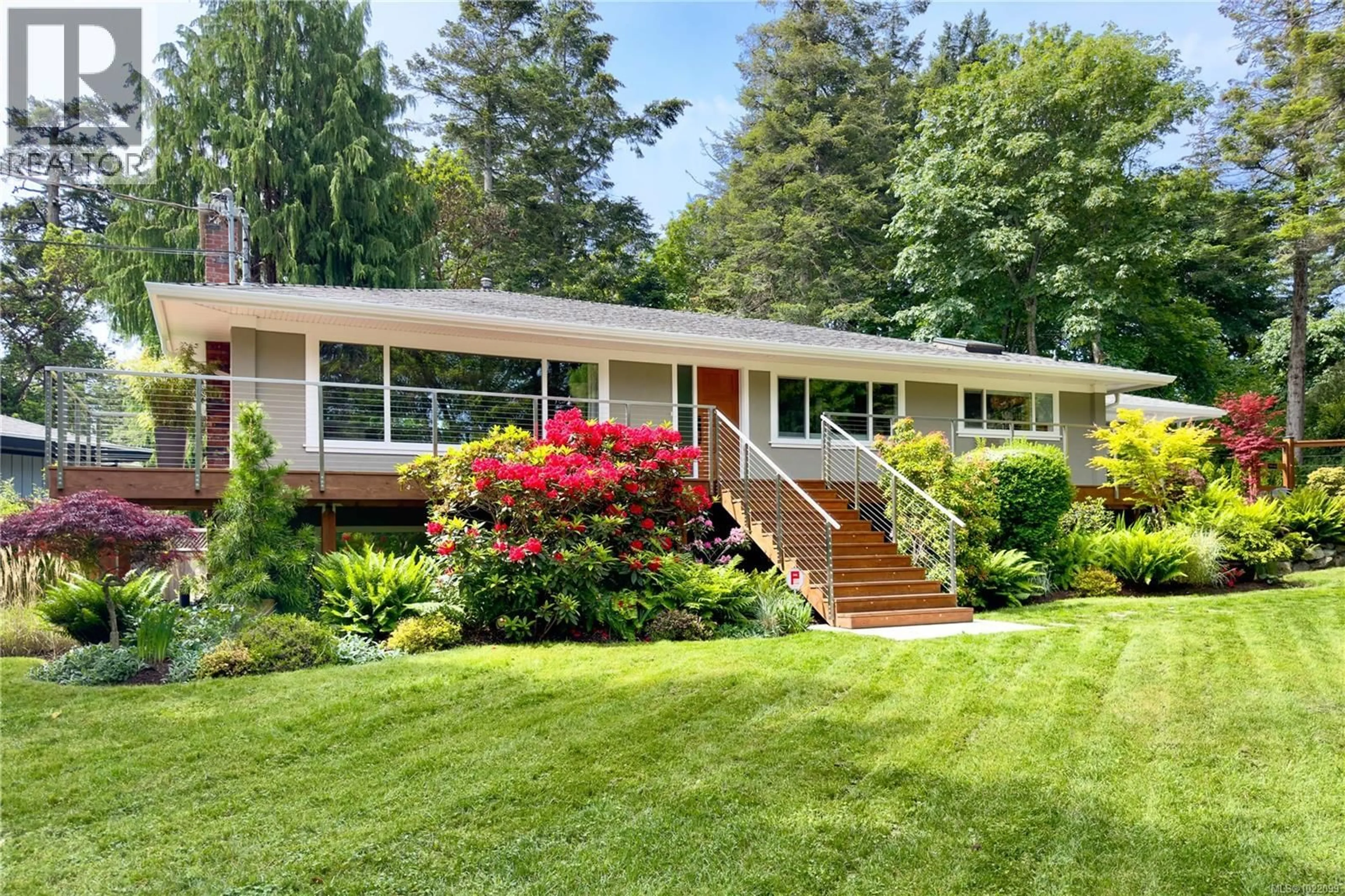 Home with vinyl exterior material, street for 2879 PHYLLIS STREET, Saanich British Columbia V8N1Y8