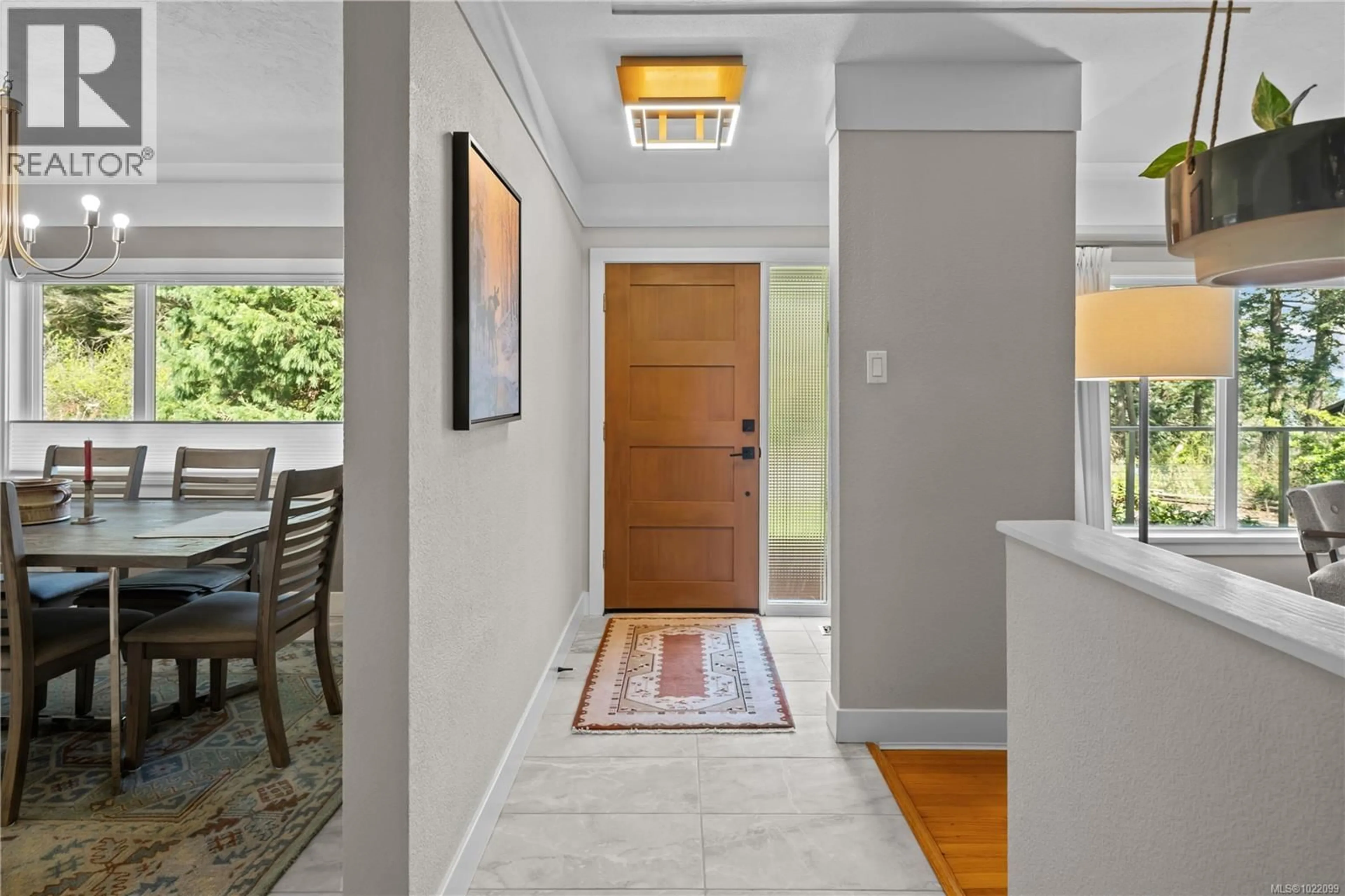 Indoor entryway for 2879 PHYLLIS STREET, Saanich British Columbia V8N1Y8