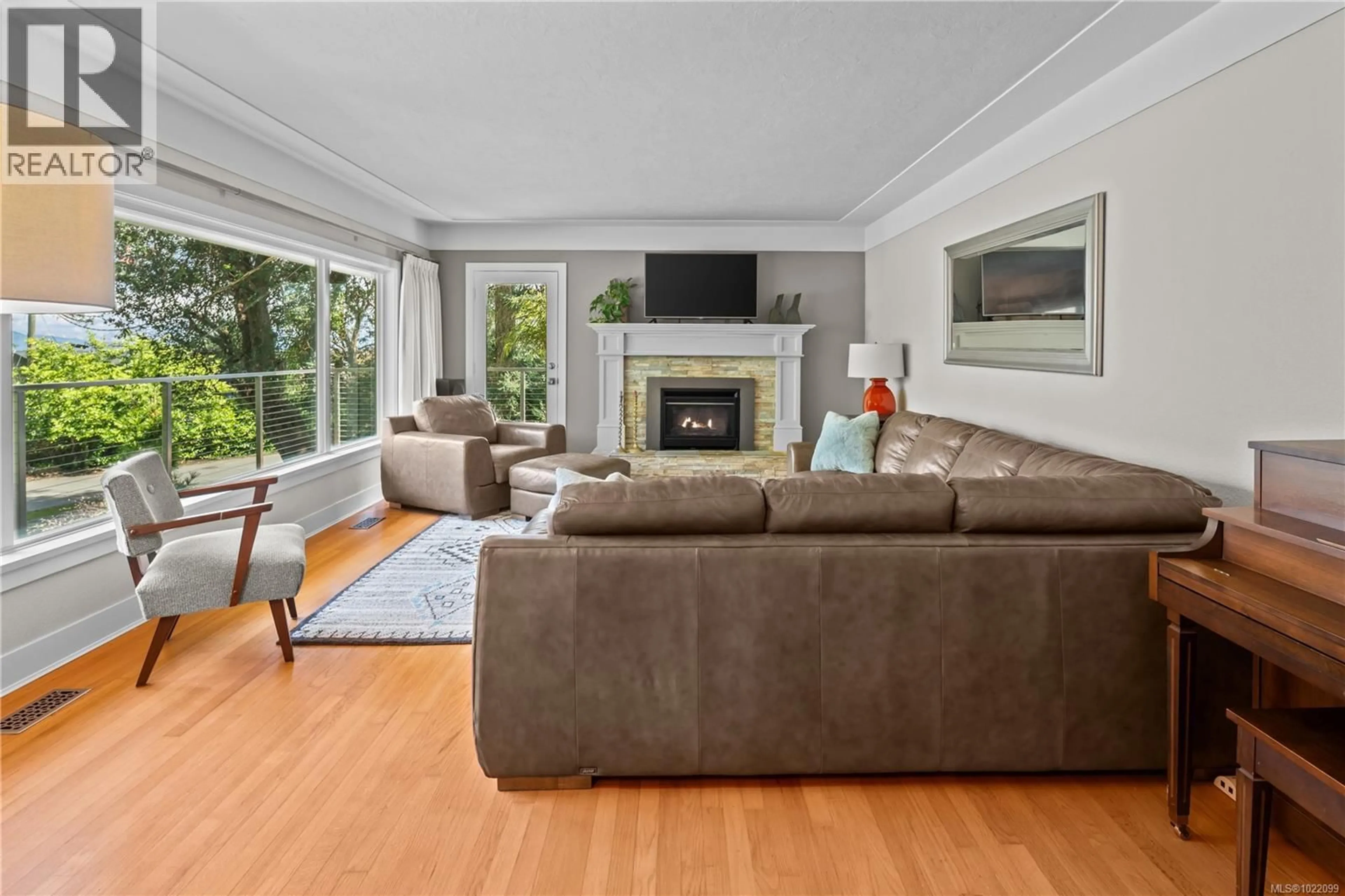 Living room with furniture, unknown for 2879 PHYLLIS STREET, Saanich British Columbia V8N1Y8