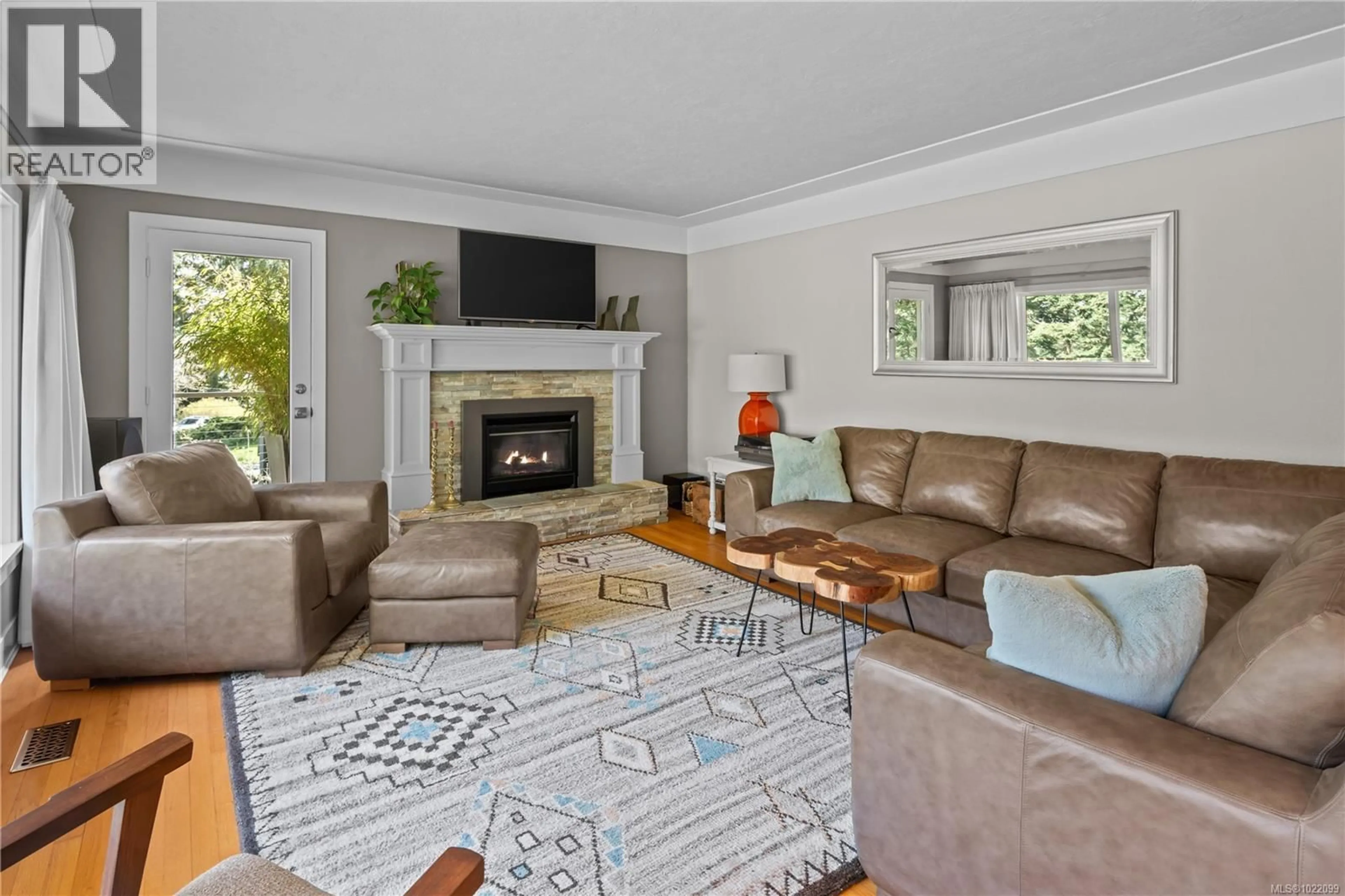 Living room with furniture, unknown for 2879 PHYLLIS STREET, Saanich British Columbia V8N1Y8
