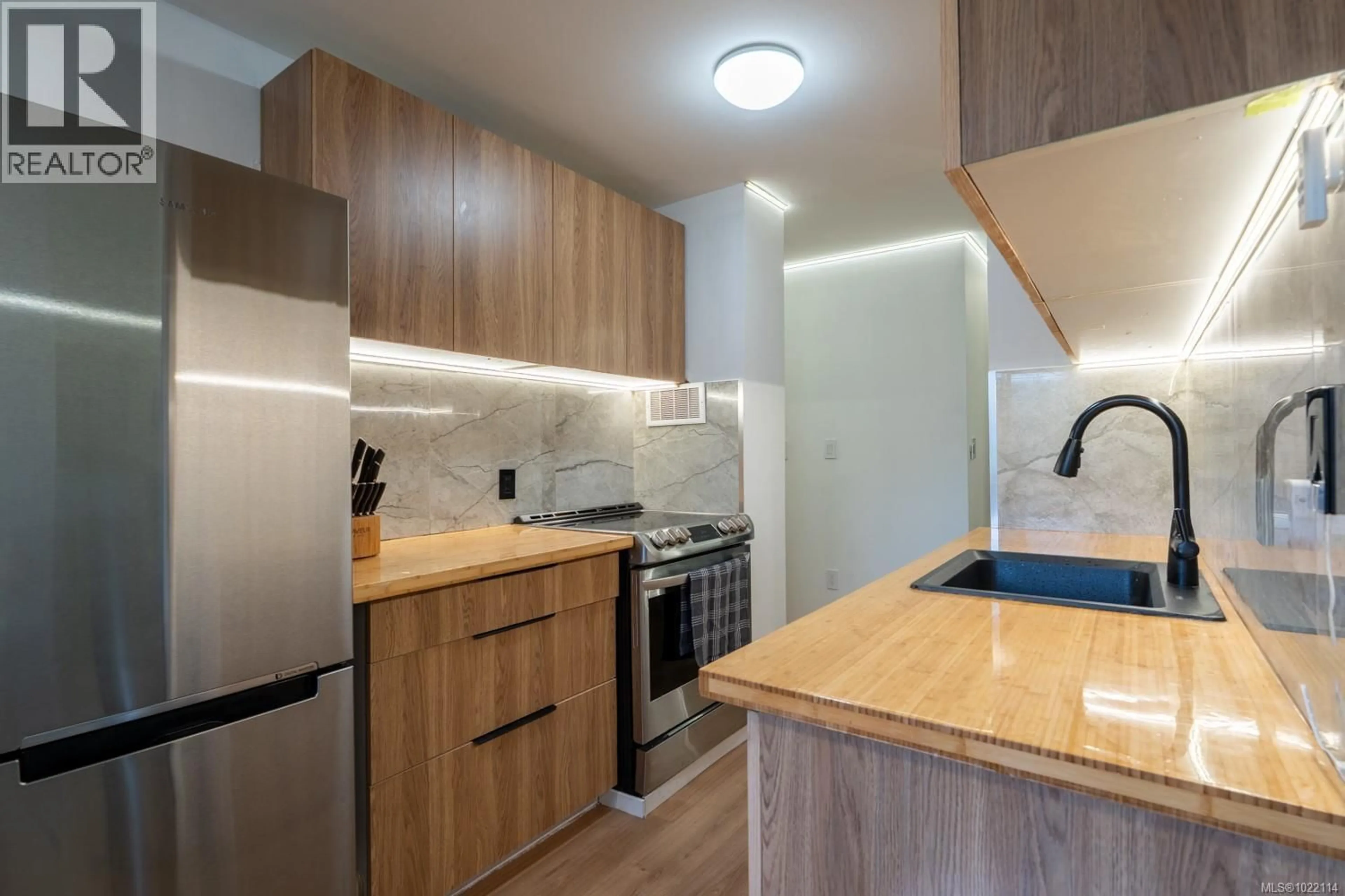 Standard kitchen, wood/laminate floor for 2203 - 1007 BOWEN ROAD, Nanaimo British Columbia V9R2A4