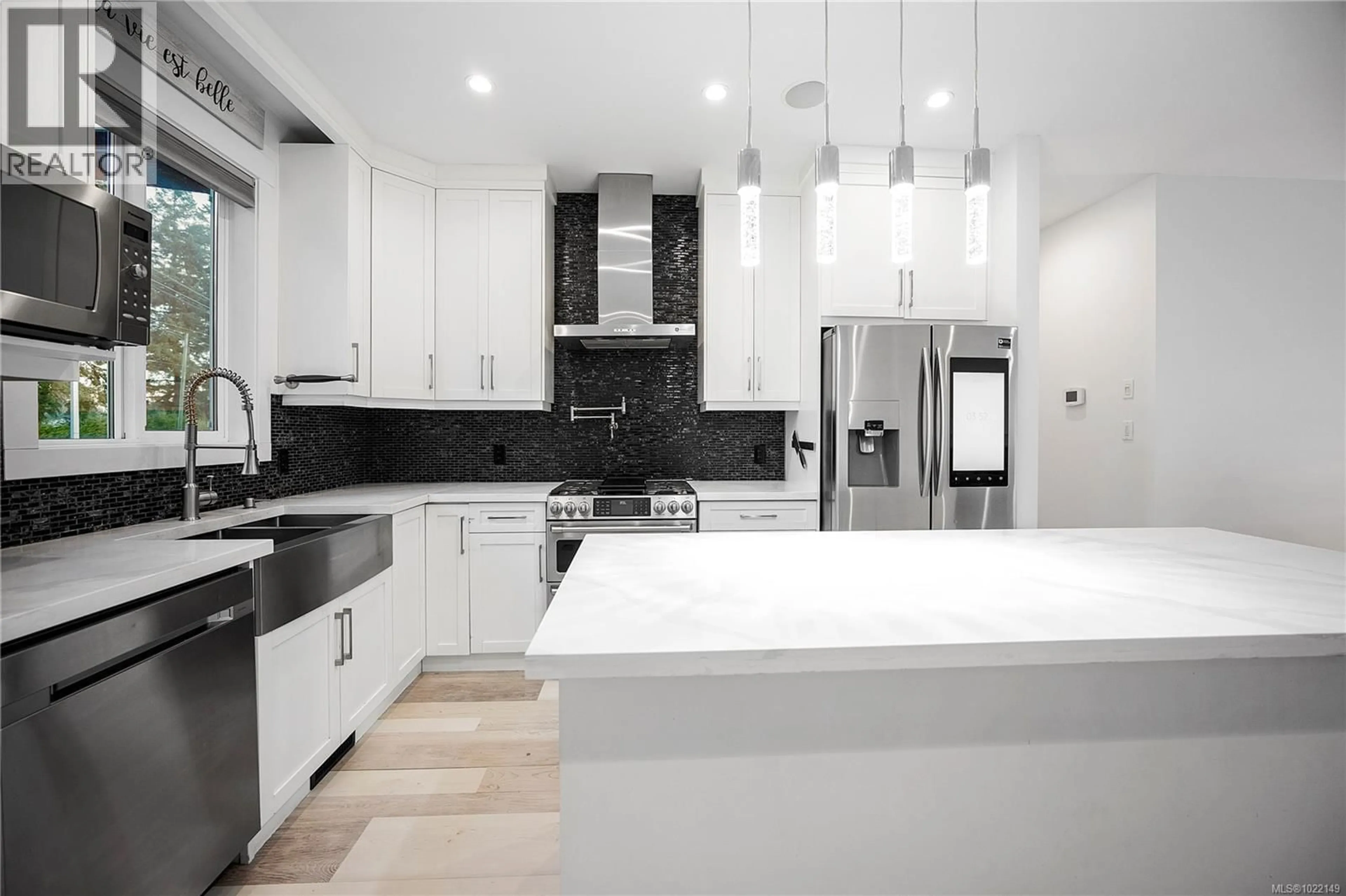 Contemporary kitchen, ceramic/tile floor for 502 DOREEN PLACE, Nanaimo British Columbia V9T4S1