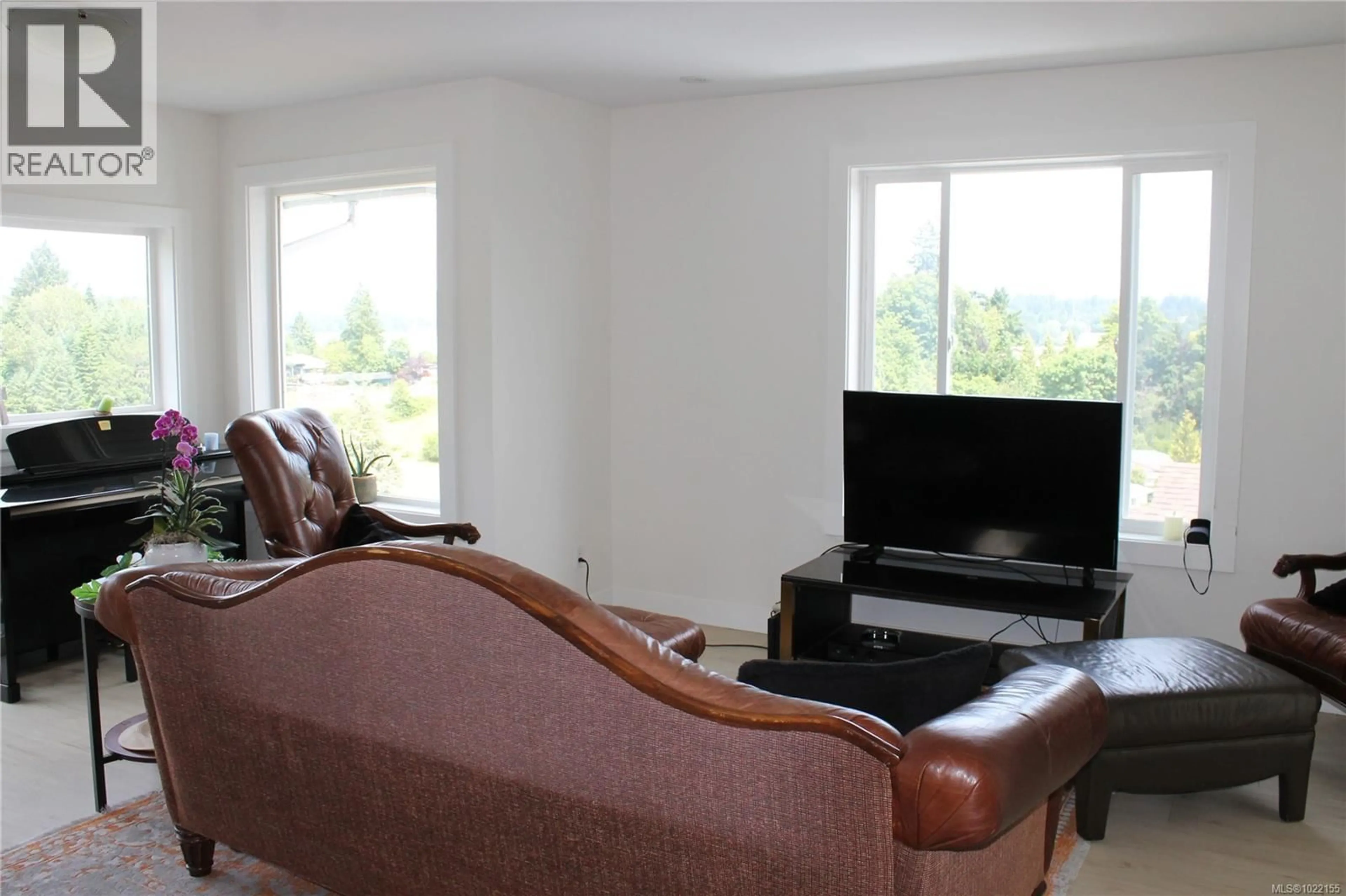 Living room with furniture, unknown for 6160 LAKEVIEW DRIVE, Duncan British Columbia V9L2G4