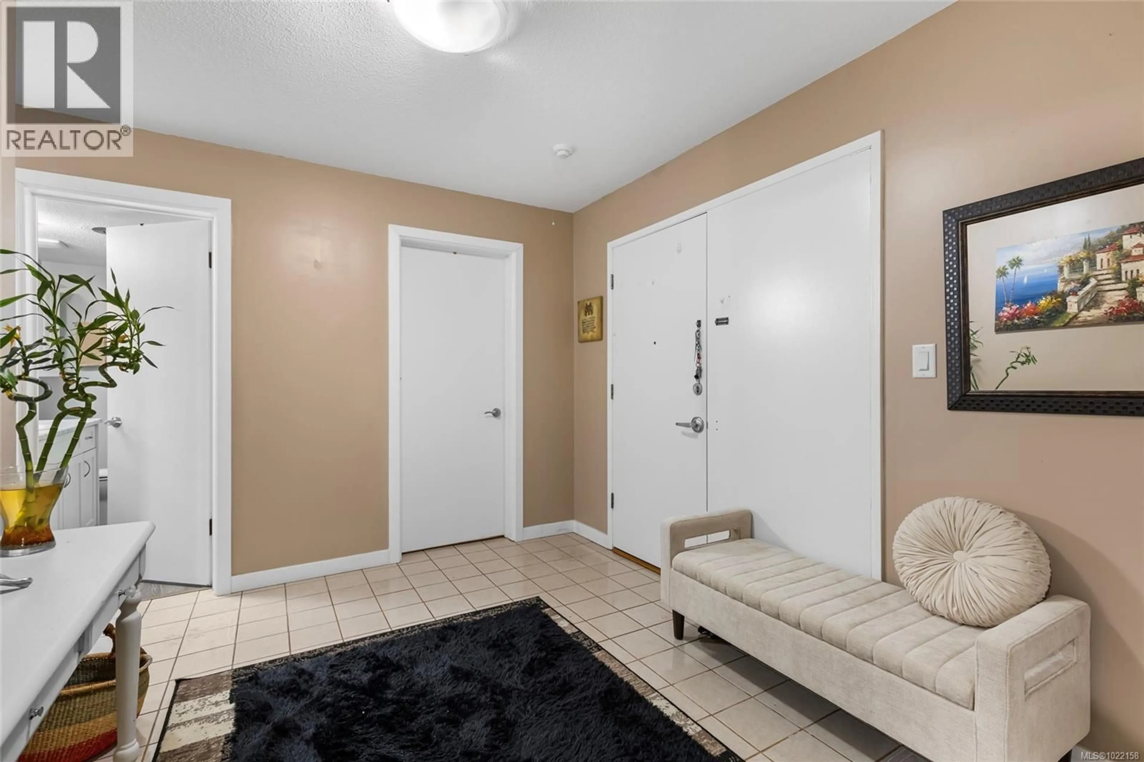 Indoor entryway for 103 - 1875 LANSDOWNE ROAD, Saanich British Columbia V8P1A9