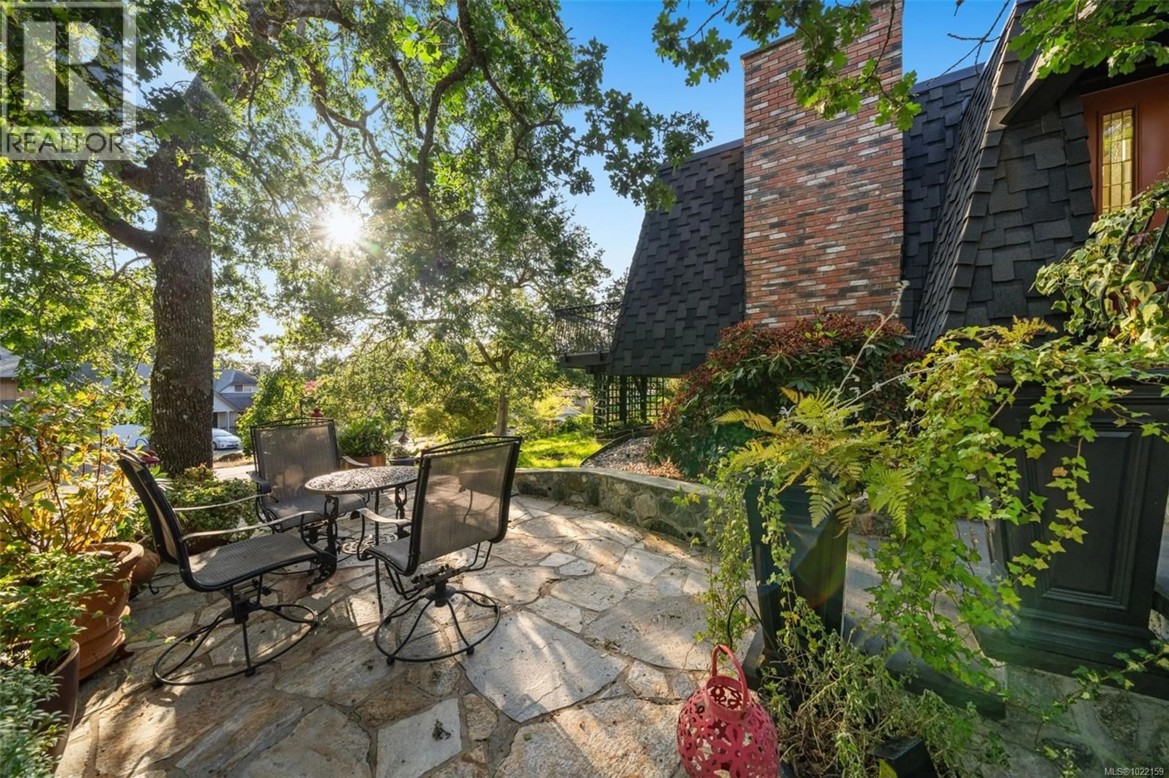 Patio, street for 994 LANDEEN PLACE, Saanich British Columbia V8X3Z3