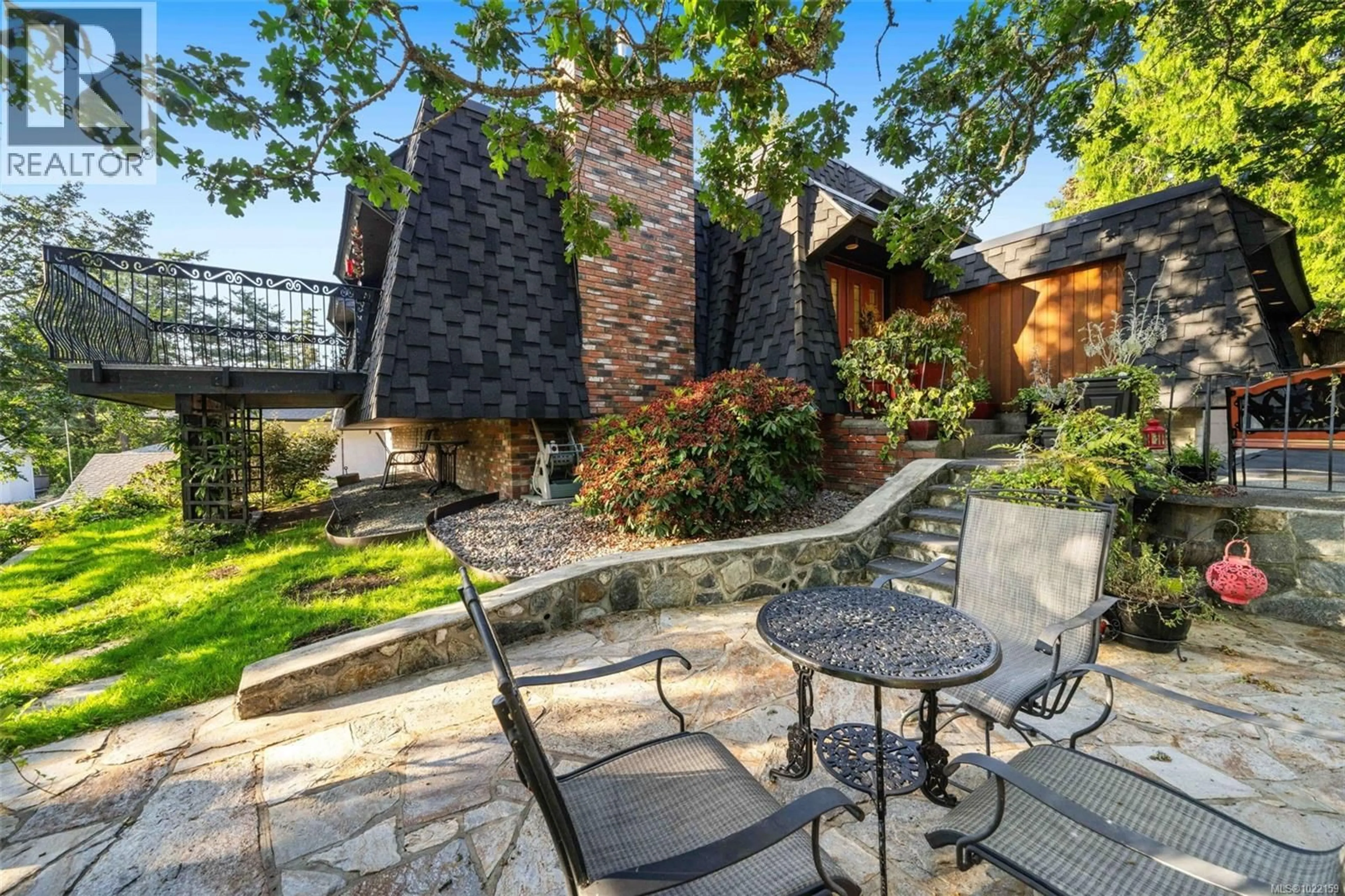 Patio, street for 994 LANDEEN PLACE, Saanich British Columbia V8X3Z3