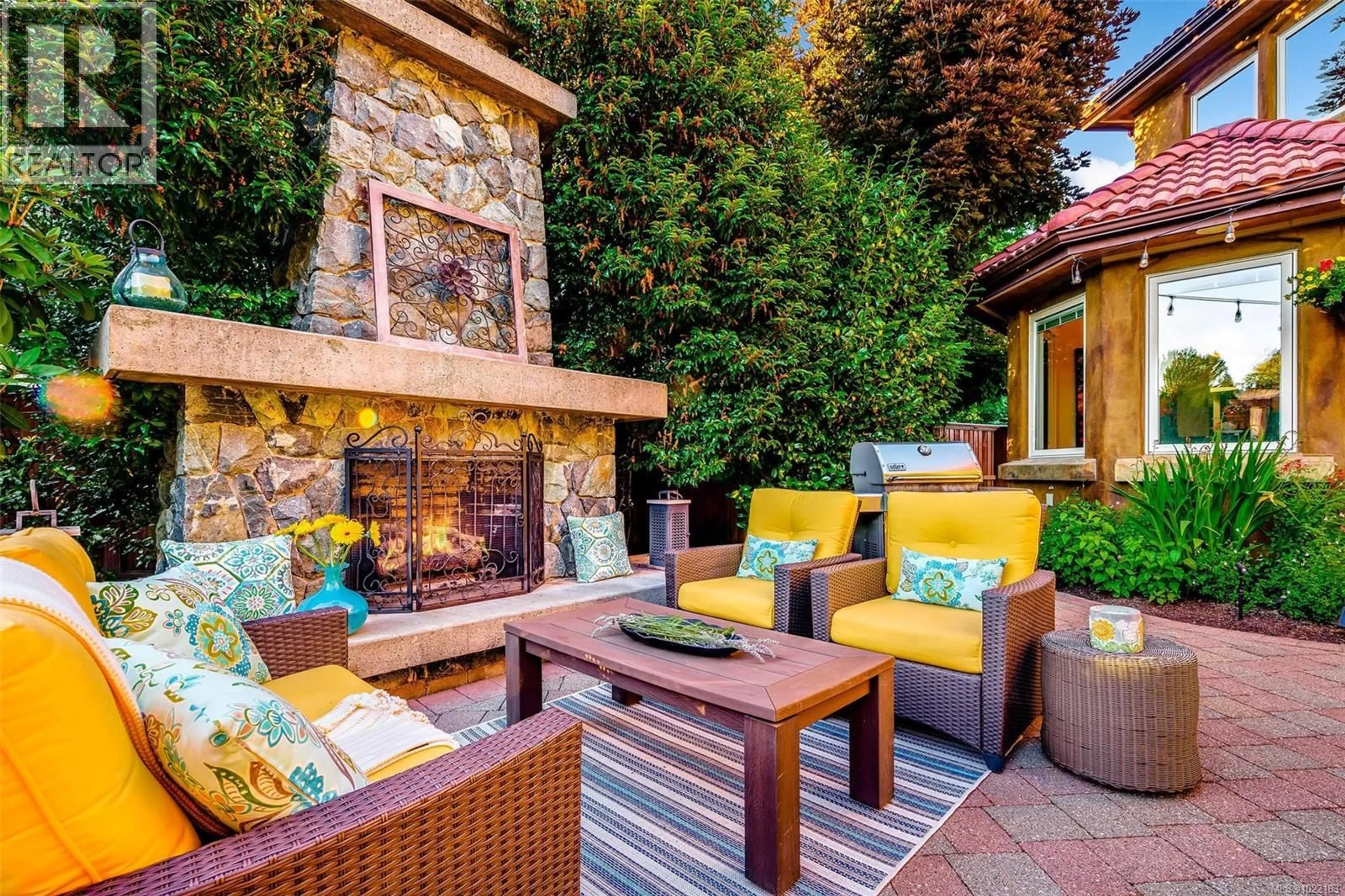 Patio, street for 5388 PARKER AVENUE, Saanich British Columbia V8Y2M9