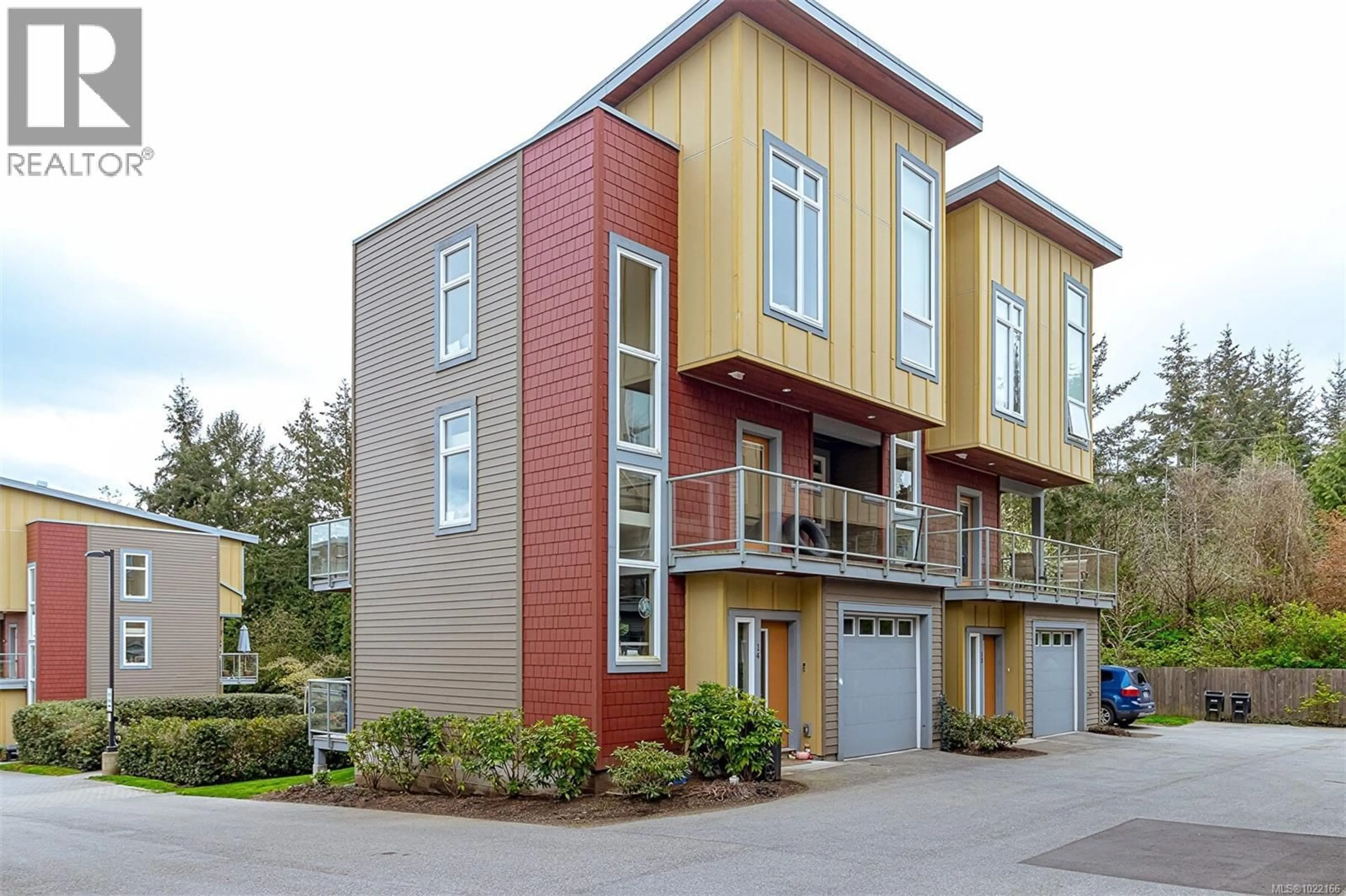 Home with vinyl exterior material, street for 14 - 235 ISLAND HIGHWAY, View Royal British Columbia V9B1G3