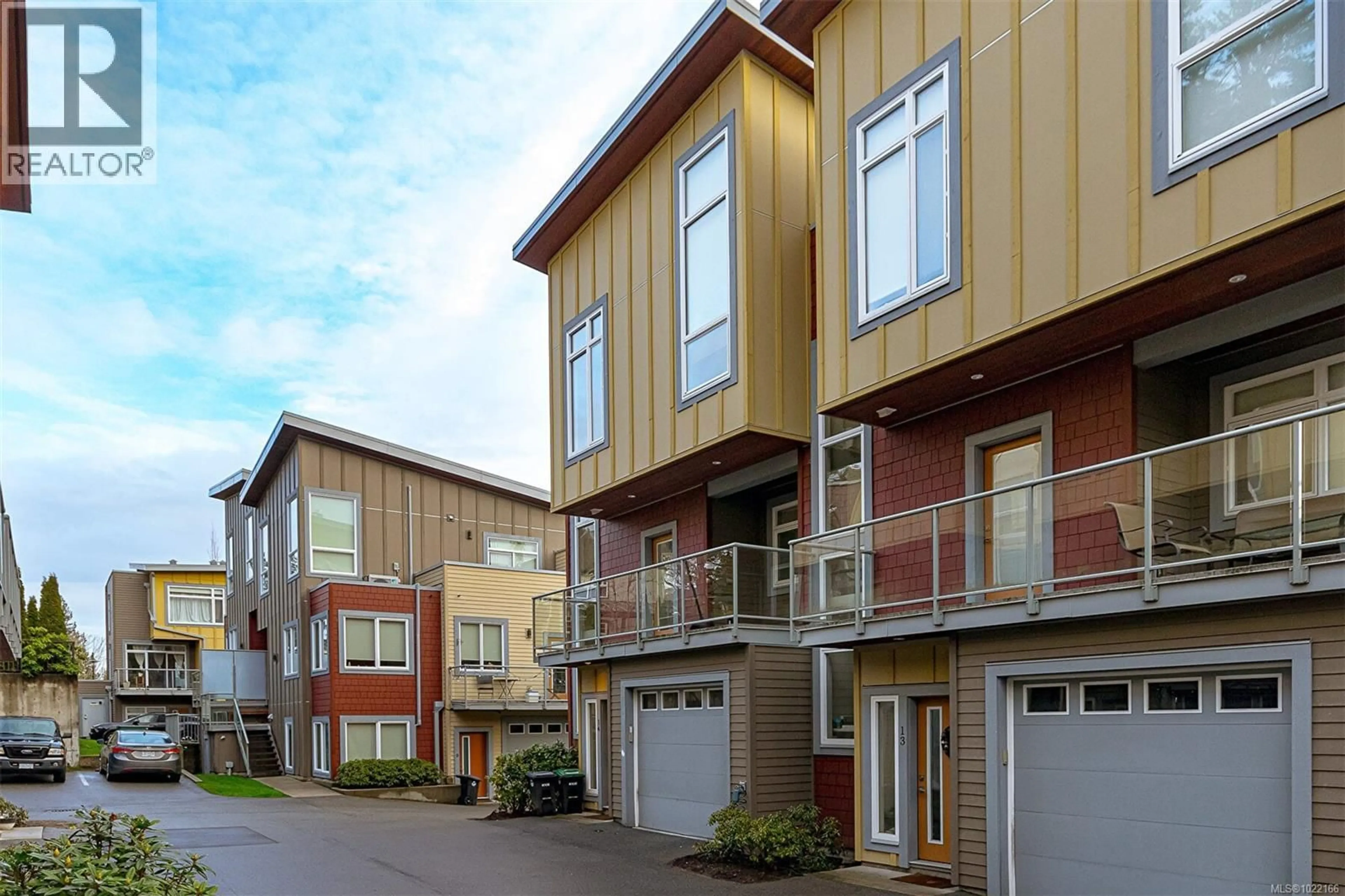 Home with vinyl exterior material, street for 14 - 235 ISLAND HIGHWAY, View Royal British Columbia V9B1G3