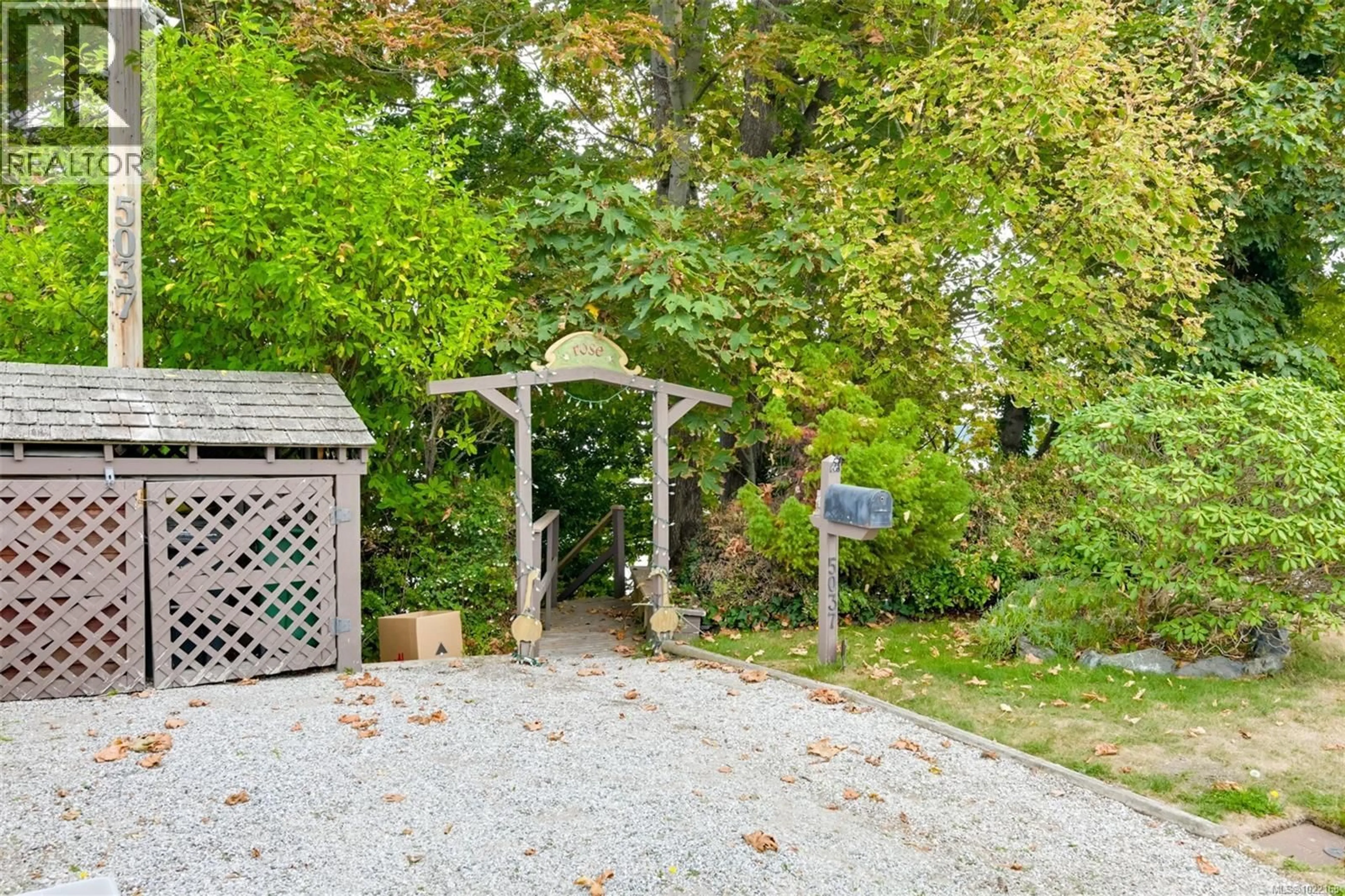 Patio, unknown for 5037 CORDOVA BAY ROAD, Saanich British Columbia V8Y2K1