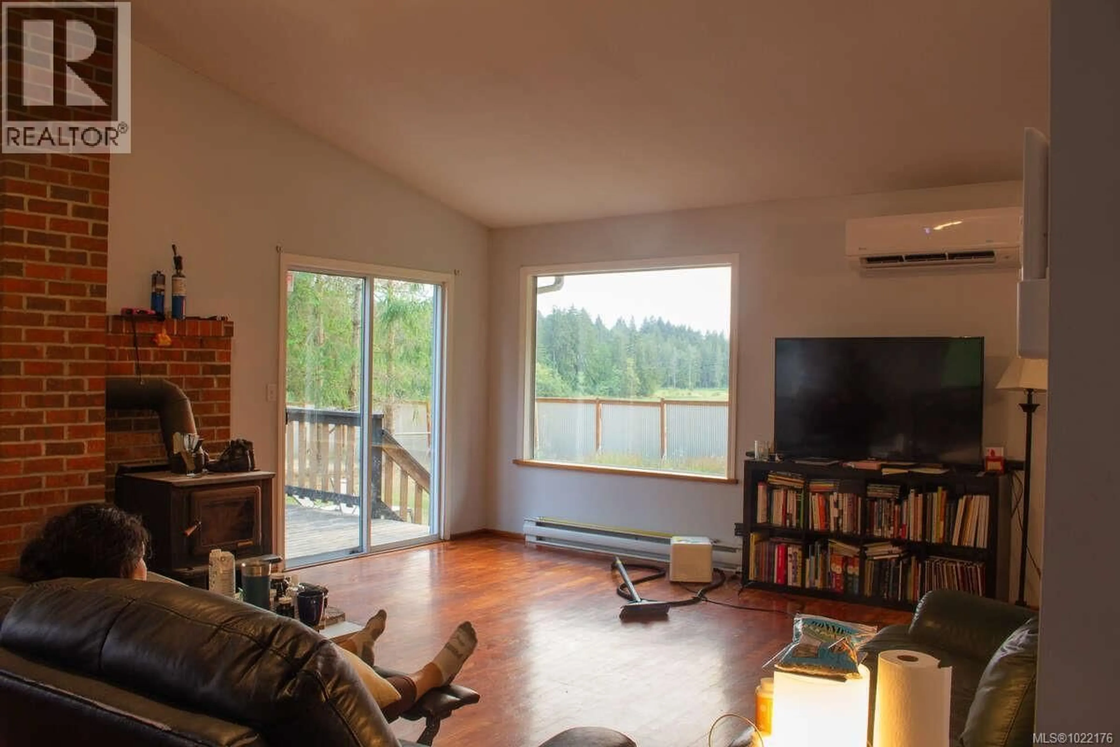 Living room with furniture, wood/laminate floor for 981 PRATT ROAD, Hilliers British Columbia V9K1W5