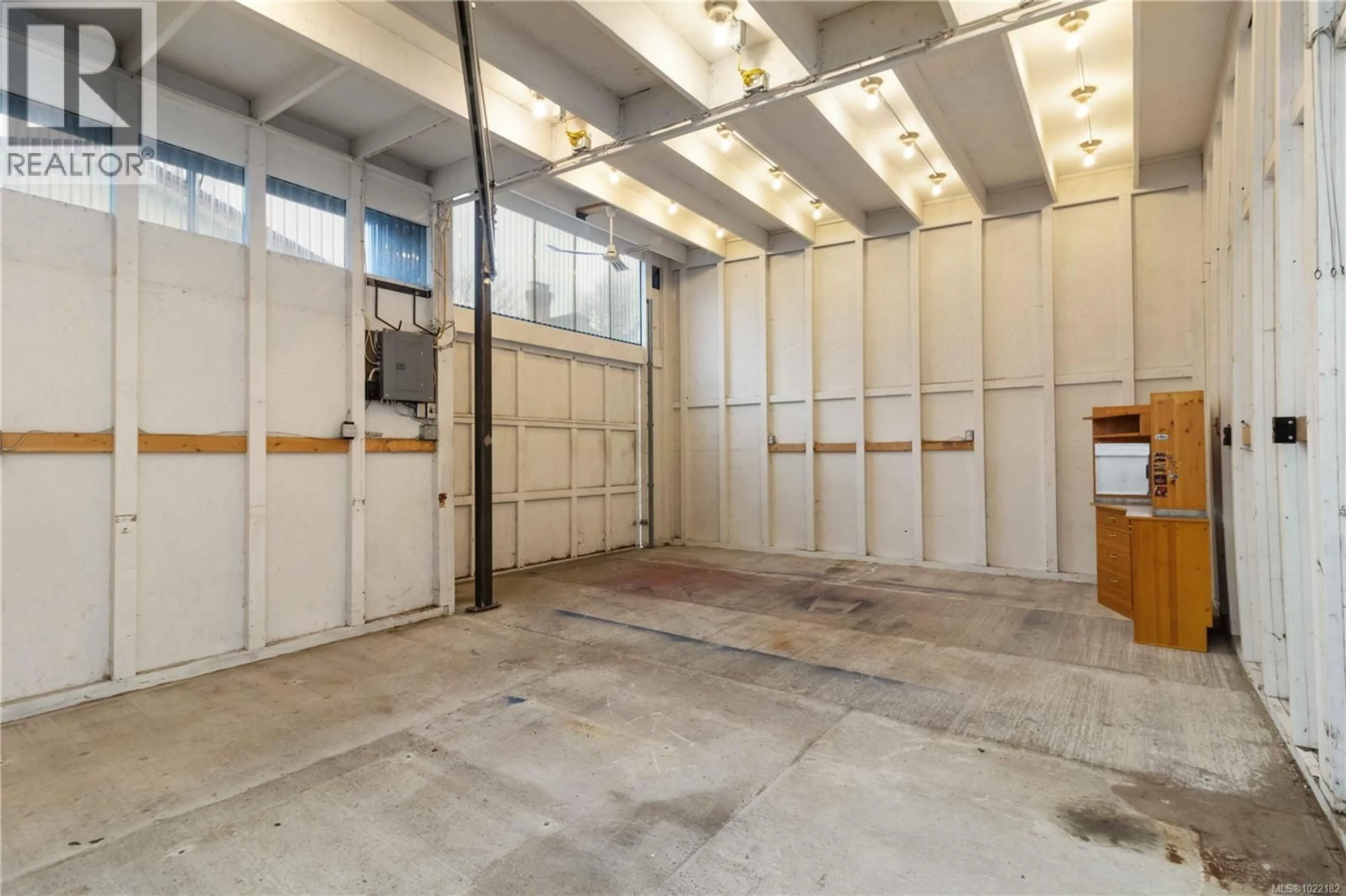 Indoor garage for 1453 WALNUT STREET, Victoria British Columbia V8R1Y7