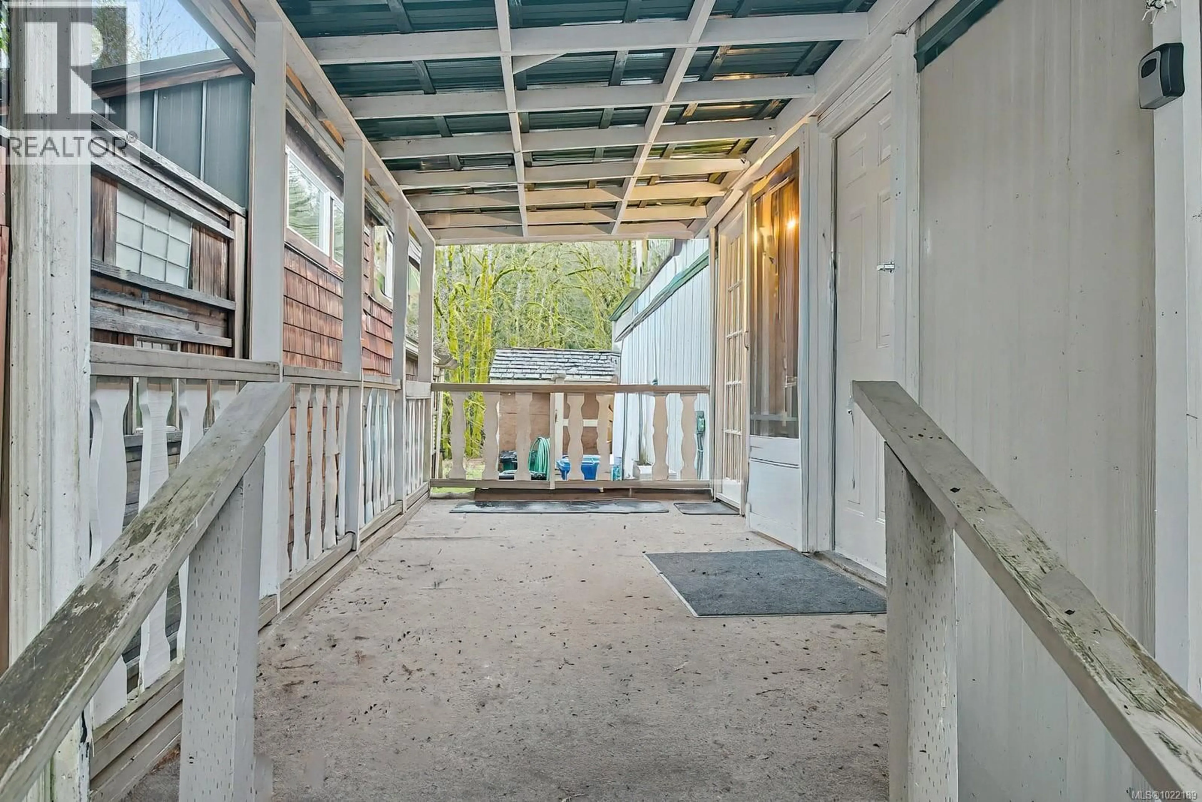 Indoor foyer for 104 - 1120 SHAWNIGAN MILL BAY ROAD, Mill Bay British Columbia V0R2P2