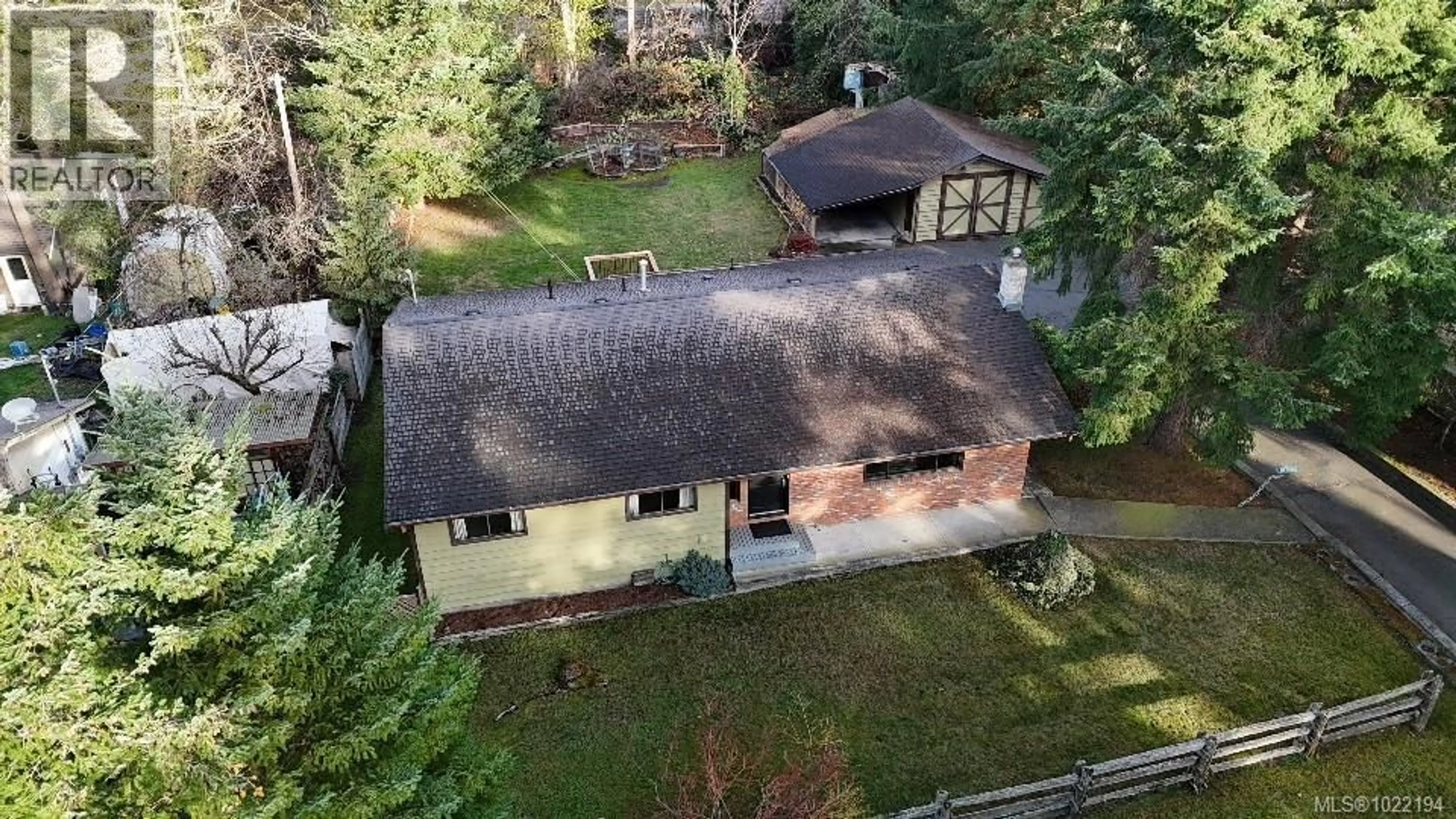 A pic from outside/outdoor area/front of a property/back of a property/a pic from drone, street for 856 REID ROAD, Parksville British Columbia V9P2E6