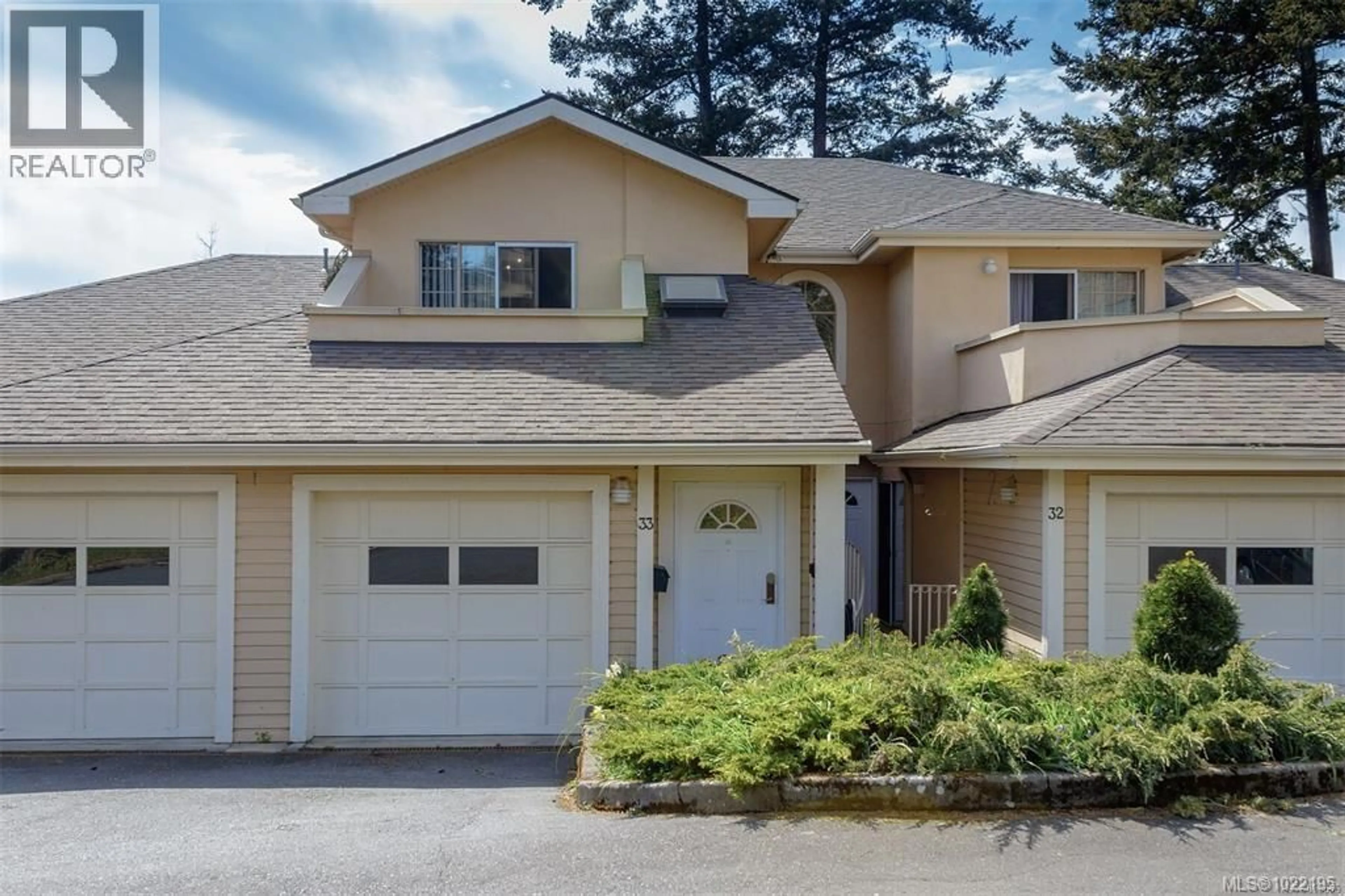 Home with vinyl exterior material, street for 33 - 909 ADMIRALS ROAD, Esquimalt British Columbia V9A2P1