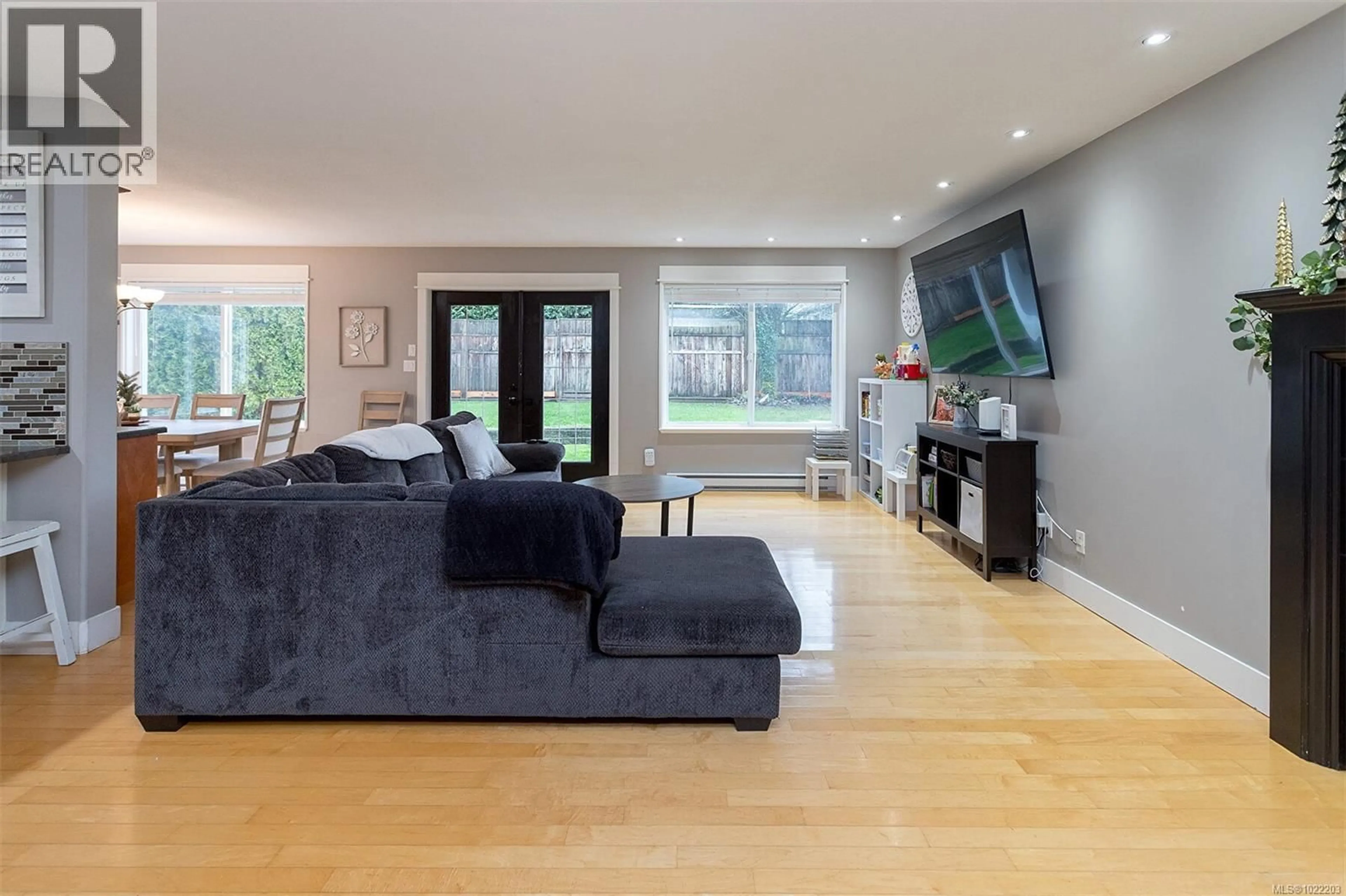 Living room with furniture, wood/laminate floor for 3649 HOLLAND AVENUE, Cobble Hill British Columbia V0R1L3
