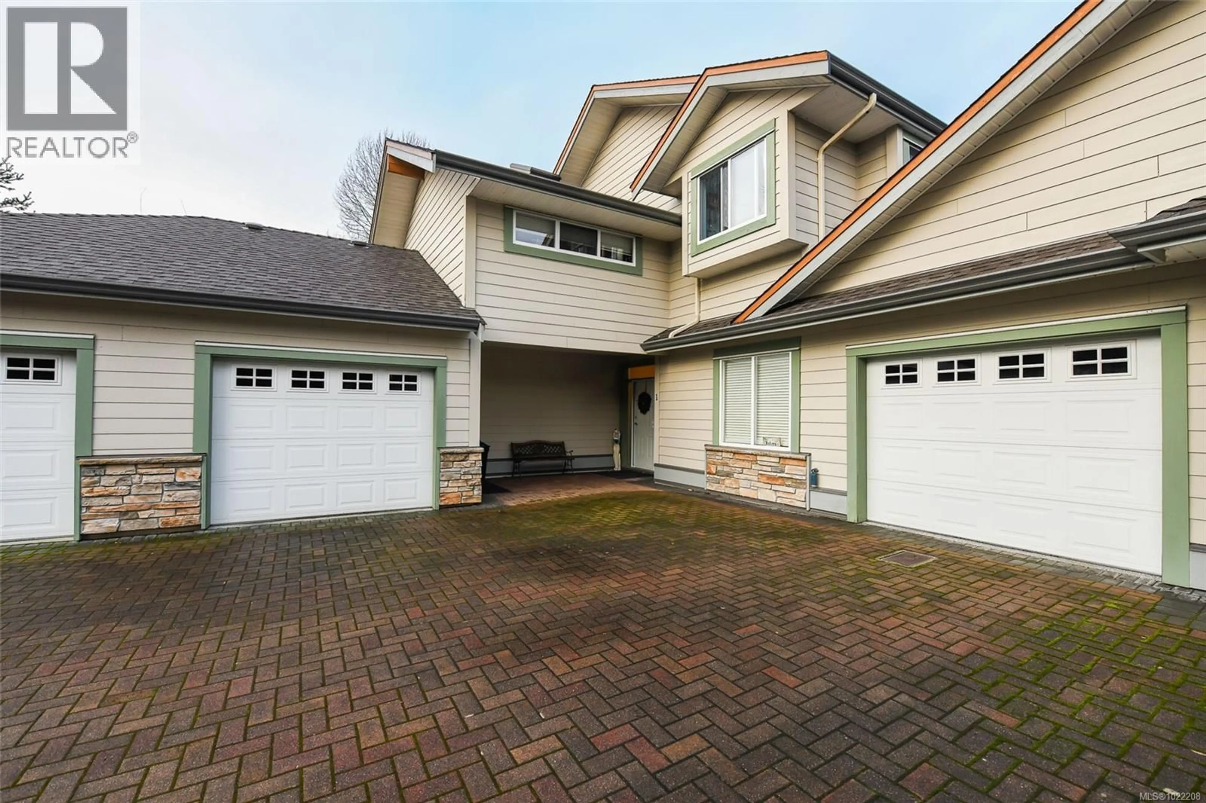 Home with vinyl exterior material, street for 1 - 199 31ST STREET, Courtenay British Columbia V9N8X1