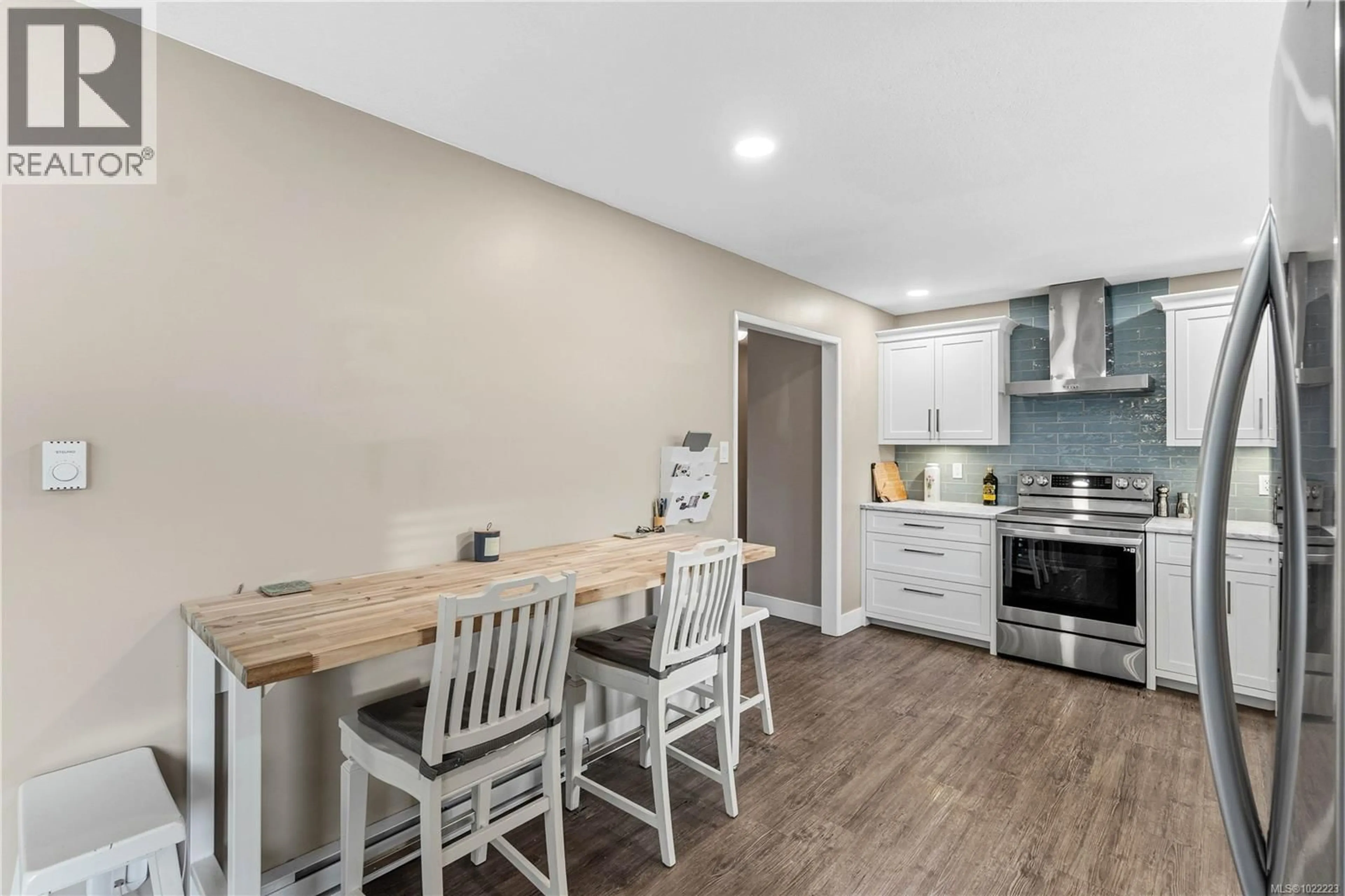 Open concept kitchen, wood/laminate floor for 750 BRADBURY AVENUE, Parksville British Columbia V9P1B8