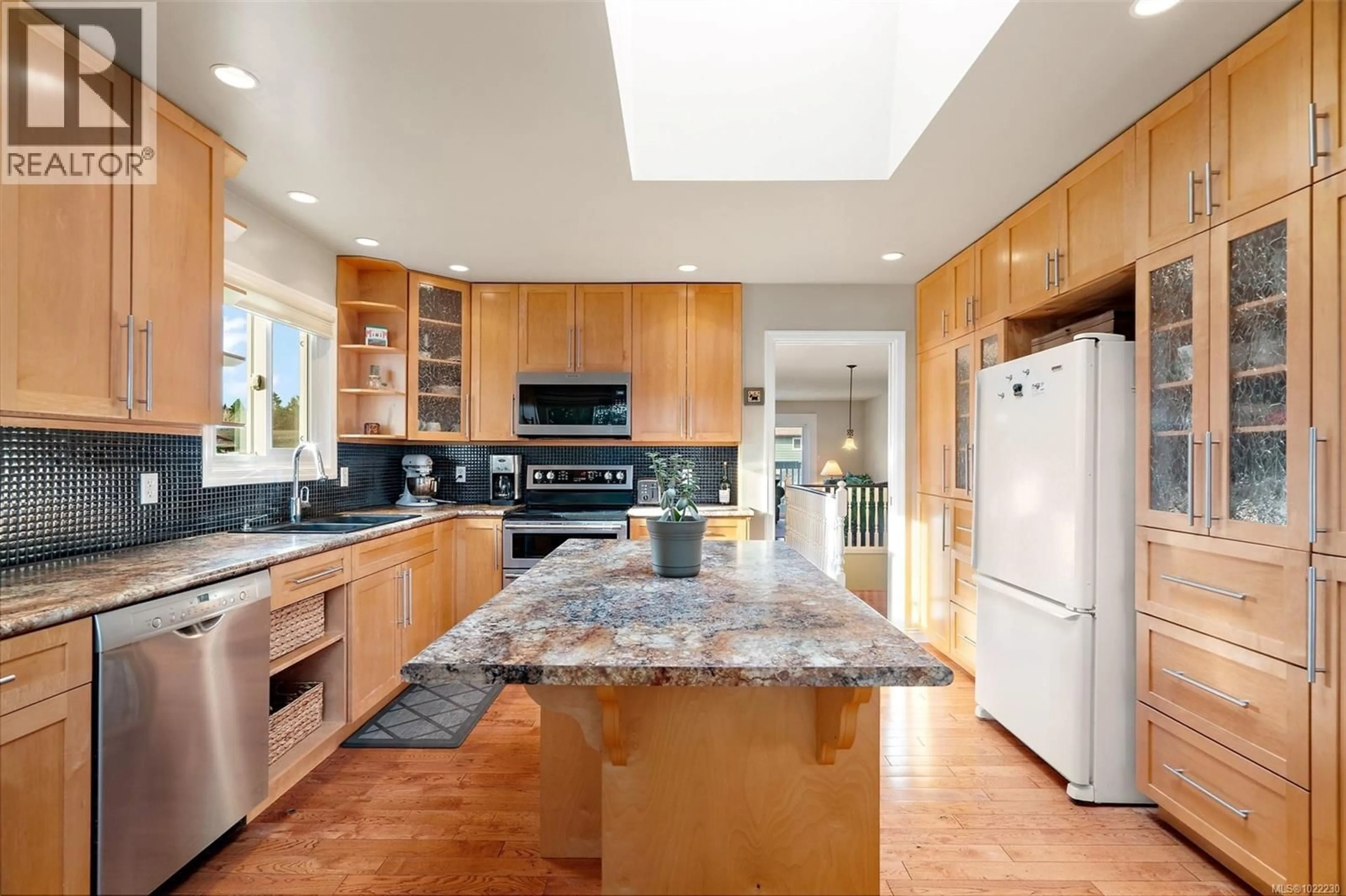 Contemporary kitchen, unknown for 7719 AZURENE PLACE, Central Saanich British Columbia V8M1T1